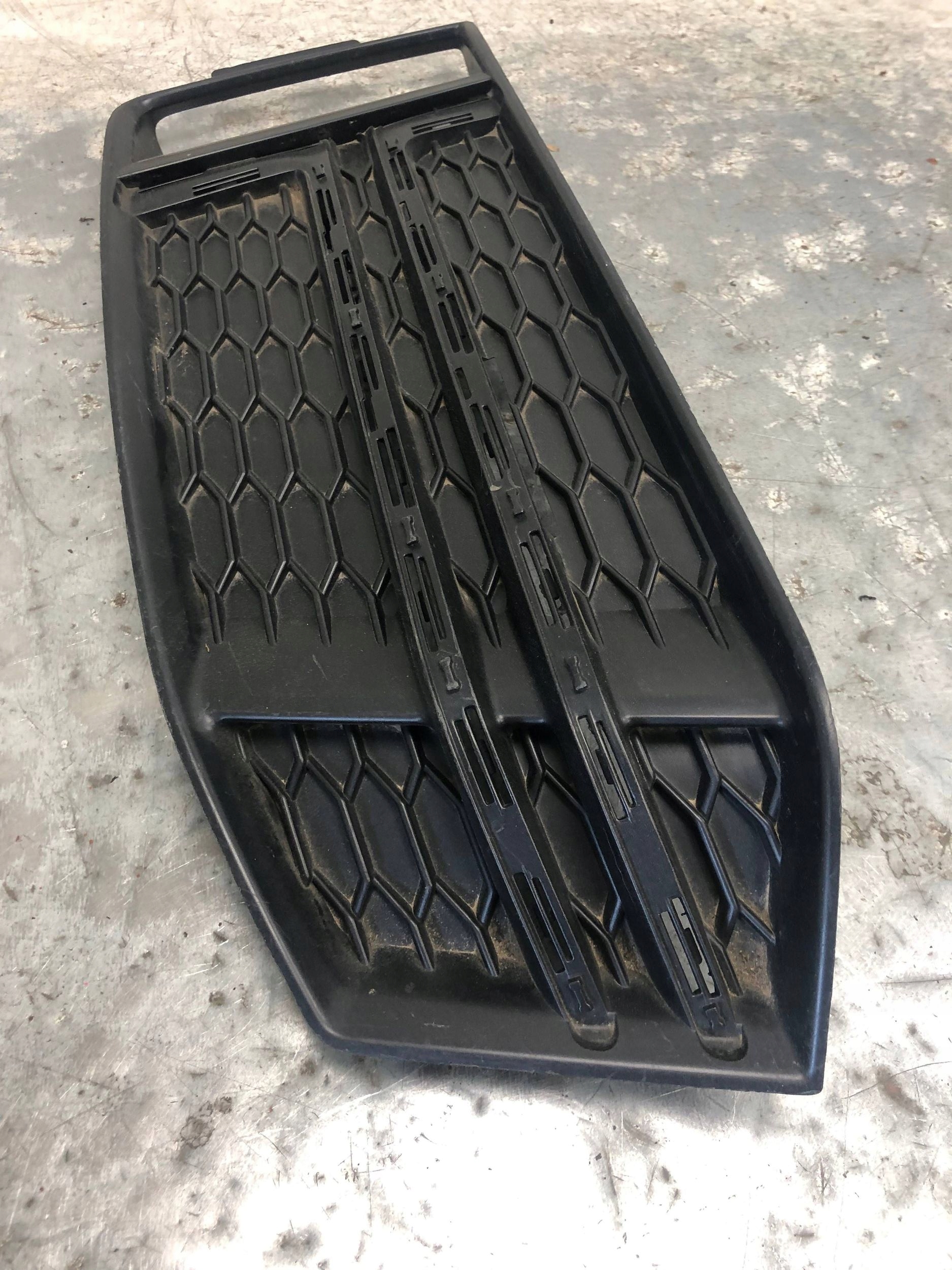 grid of a bumper left front AUDI A4 B9 S-LINE 8W0807681F