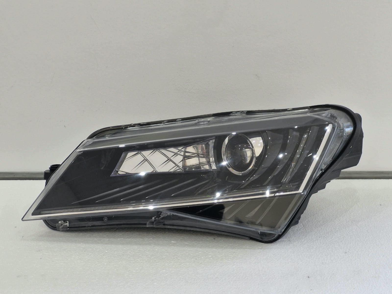 light left Skoda Superb III 2015- Bi-Xenon LED