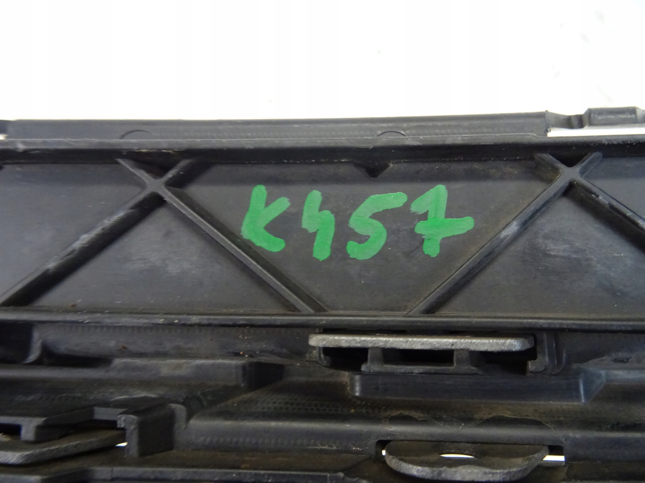 grid of a bumper front front left BMW X1 E84 X-LINE 51117303757