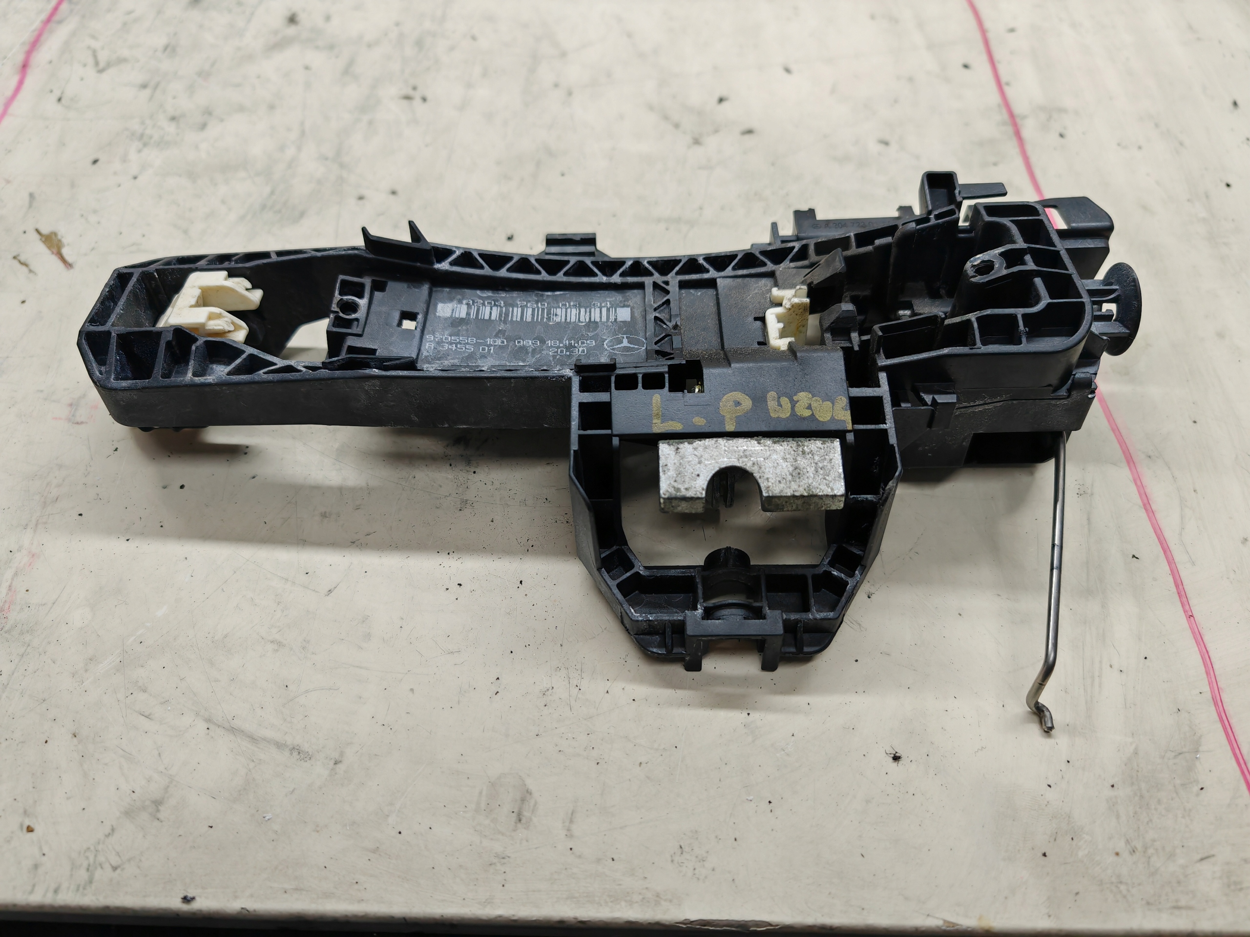 крепление ручки передний левый MERCEDES W204 A2047600534