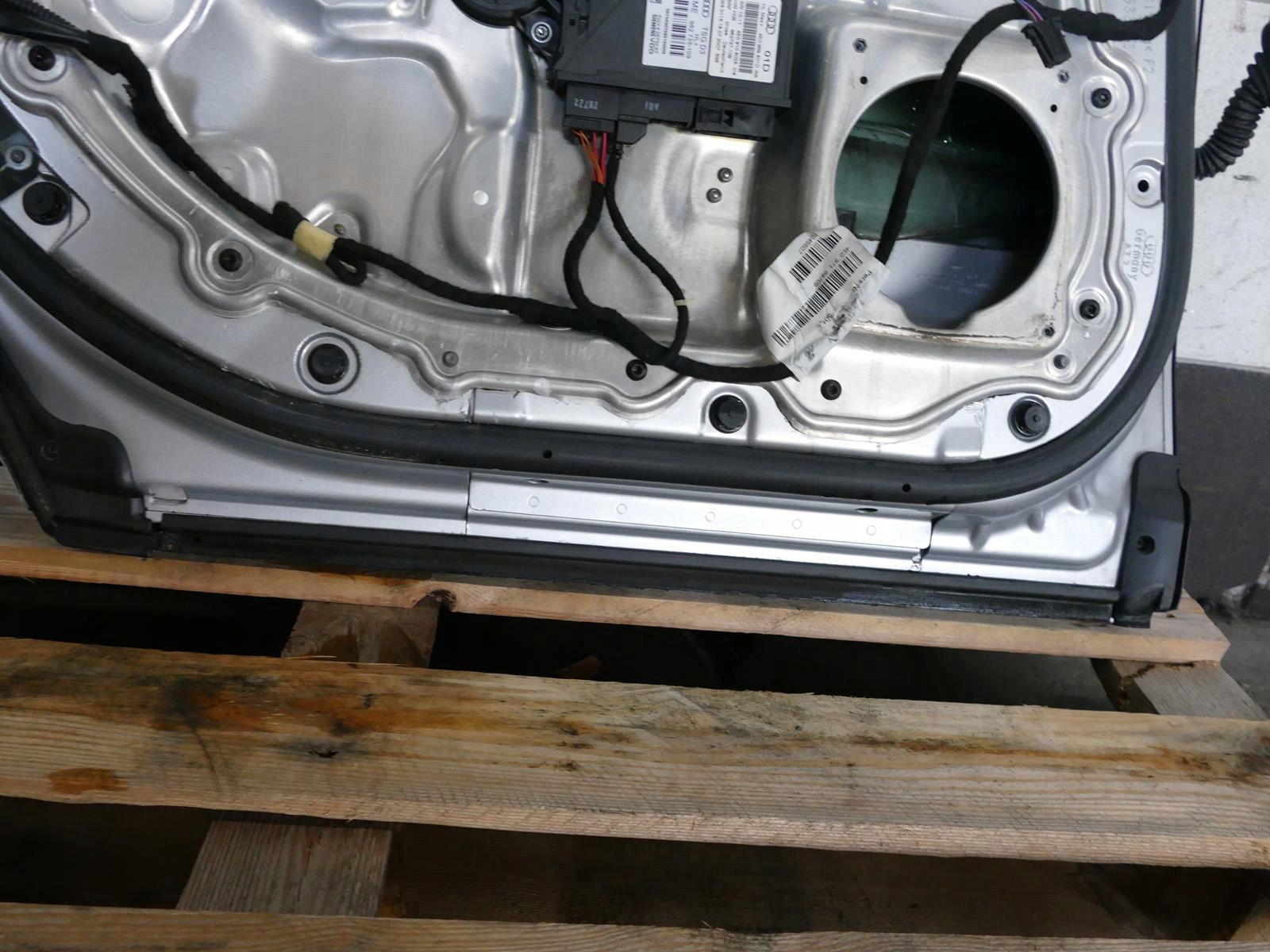 AUDI A8 D3 and LIFT door left rear part rear. LY7W