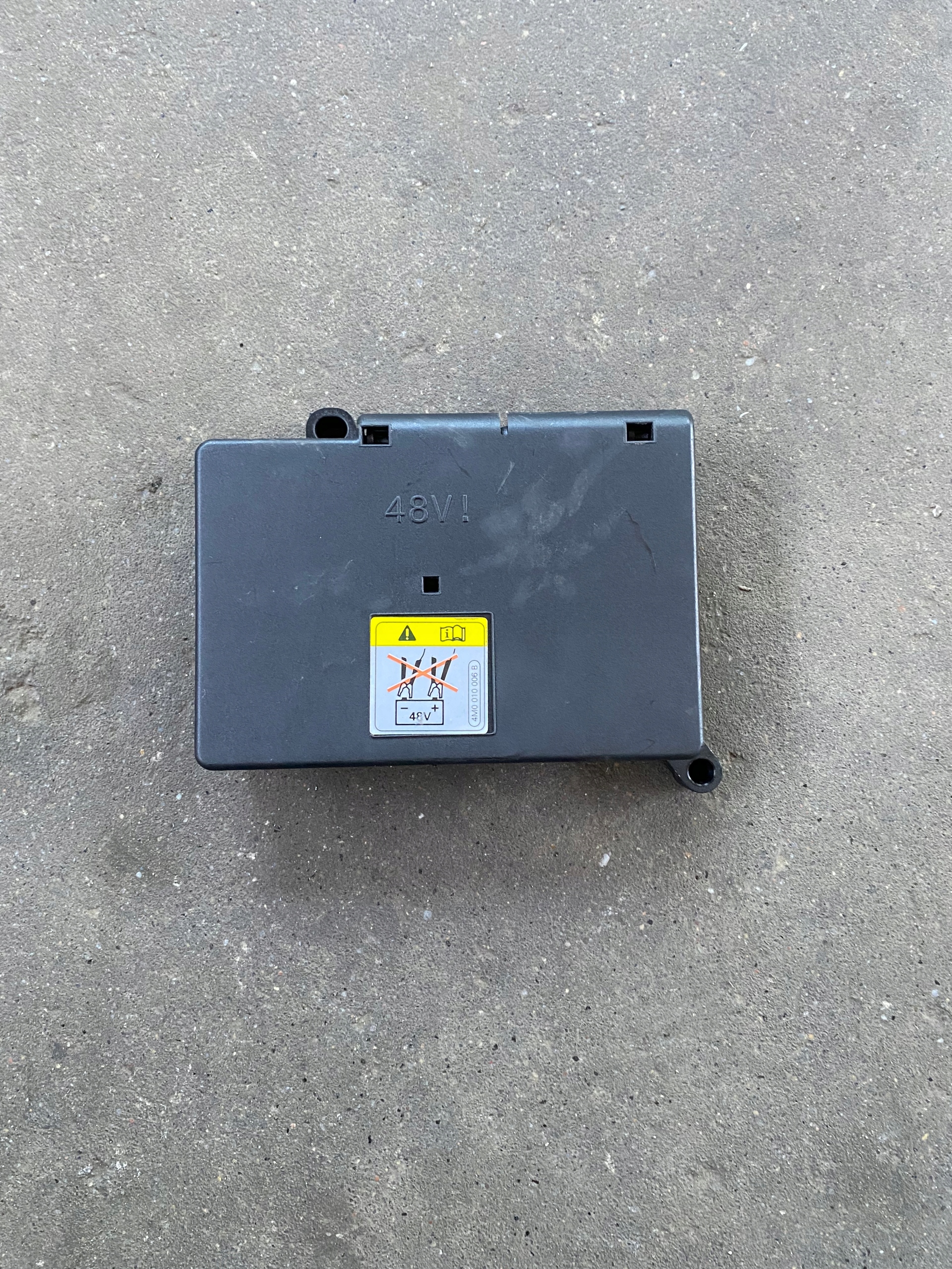 AUDI Q7m КОРОБКА BEZPIECZNIKOWm0941828a