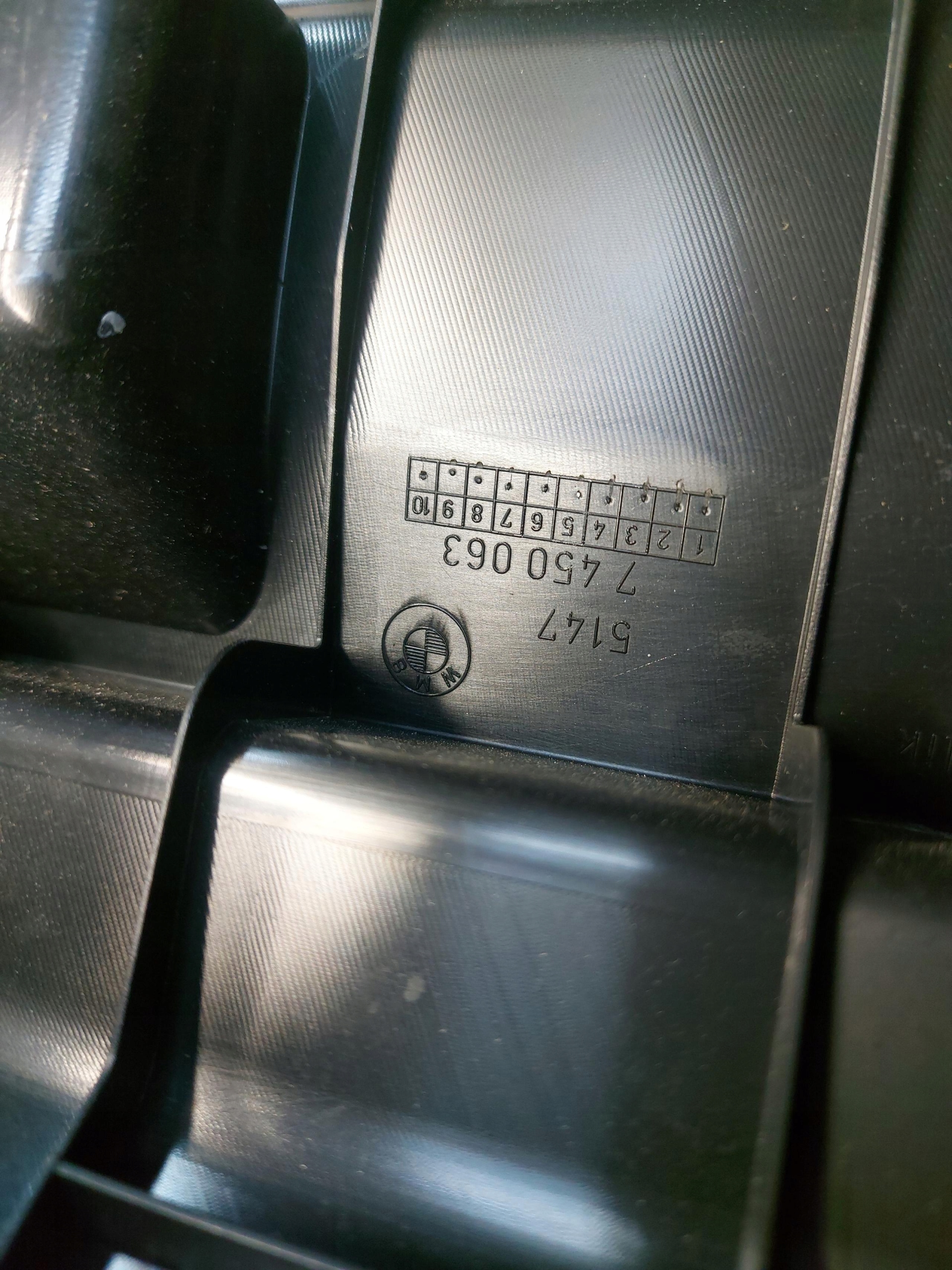 BMW G20 330e cover of the threshold boot 7450063