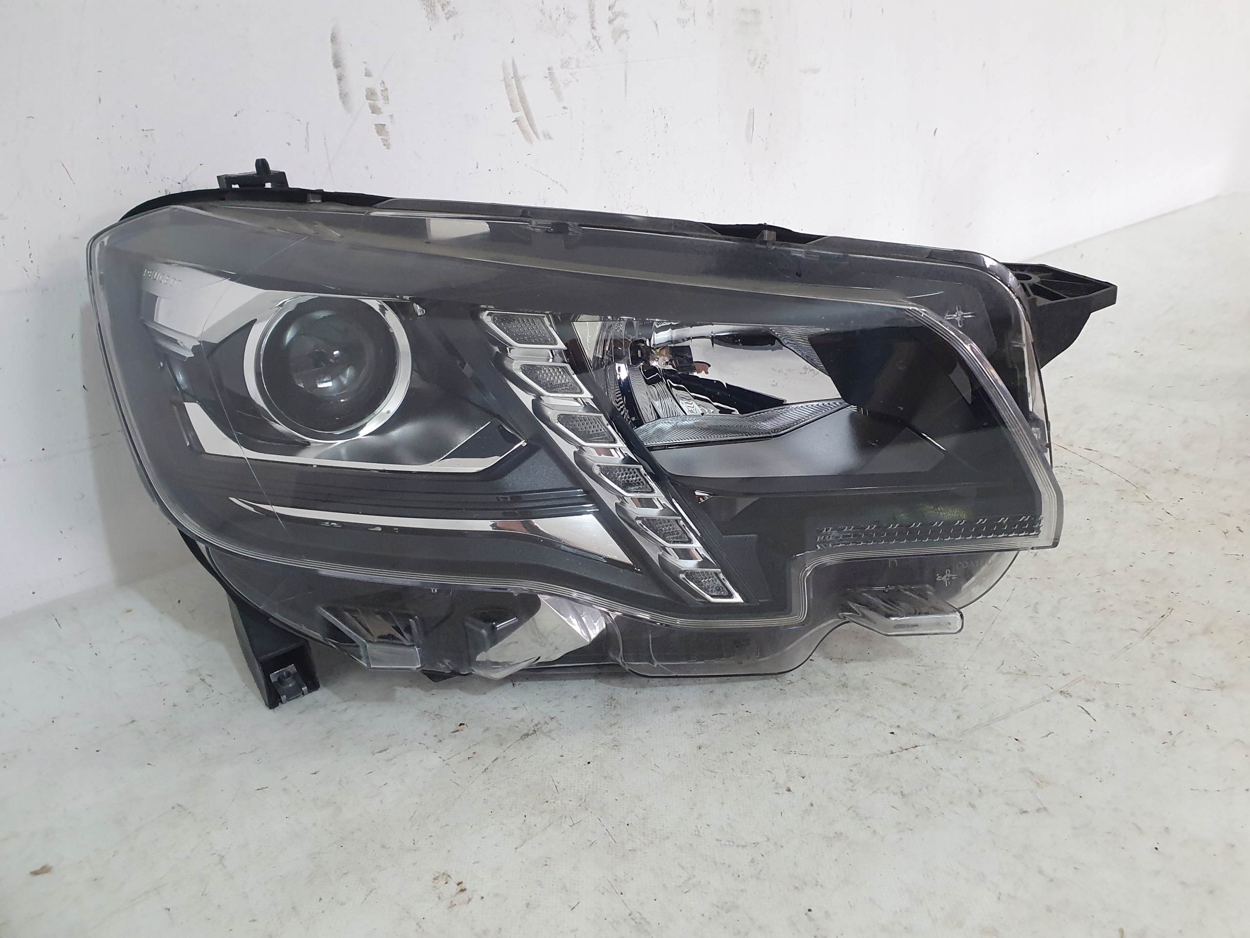 PEUGEOT RIFTER light right front 9816827180 LED