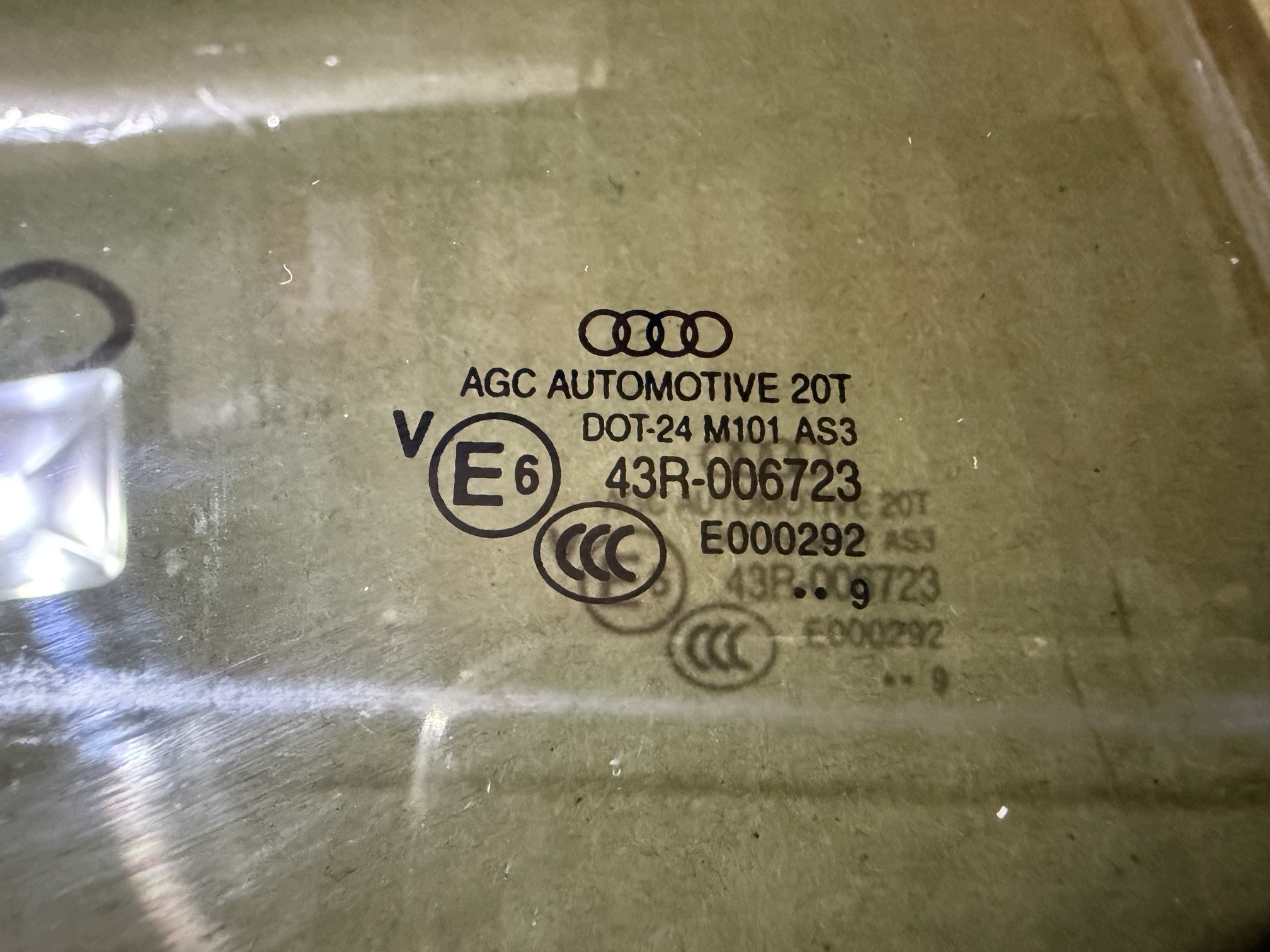 AUDI Q5 8R window right rear side door right rear part