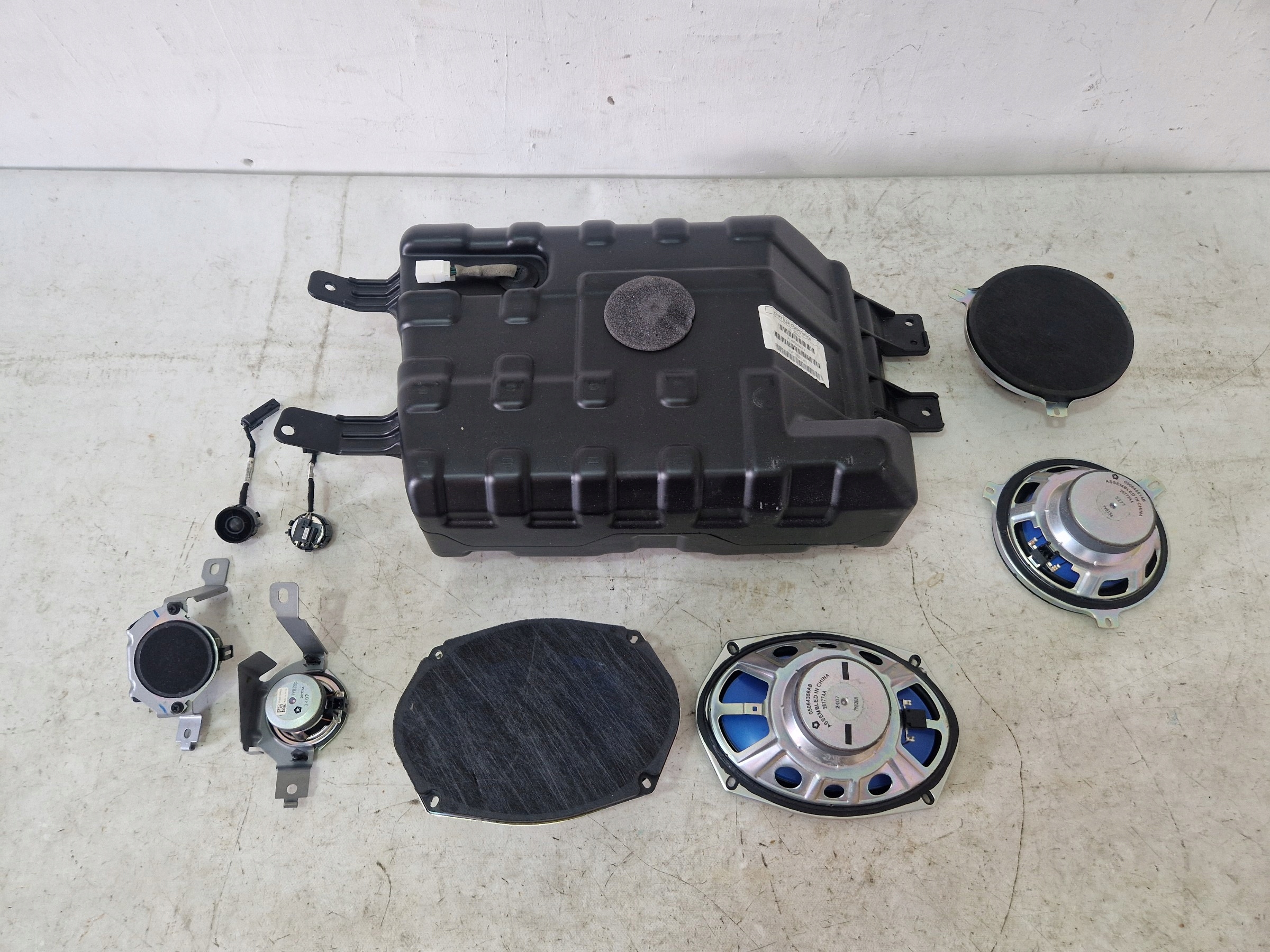 DODGE DURANGO III running board KOMPLET speaker speakers SUBWOFER 68258456AA