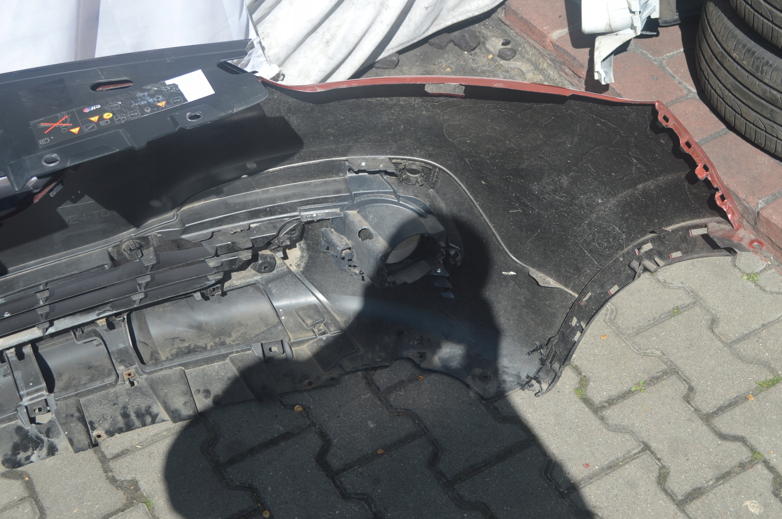 RENAULT KADJAR 2015 - ZDERZAK PRZÓD Otwory na czujniki parkowania