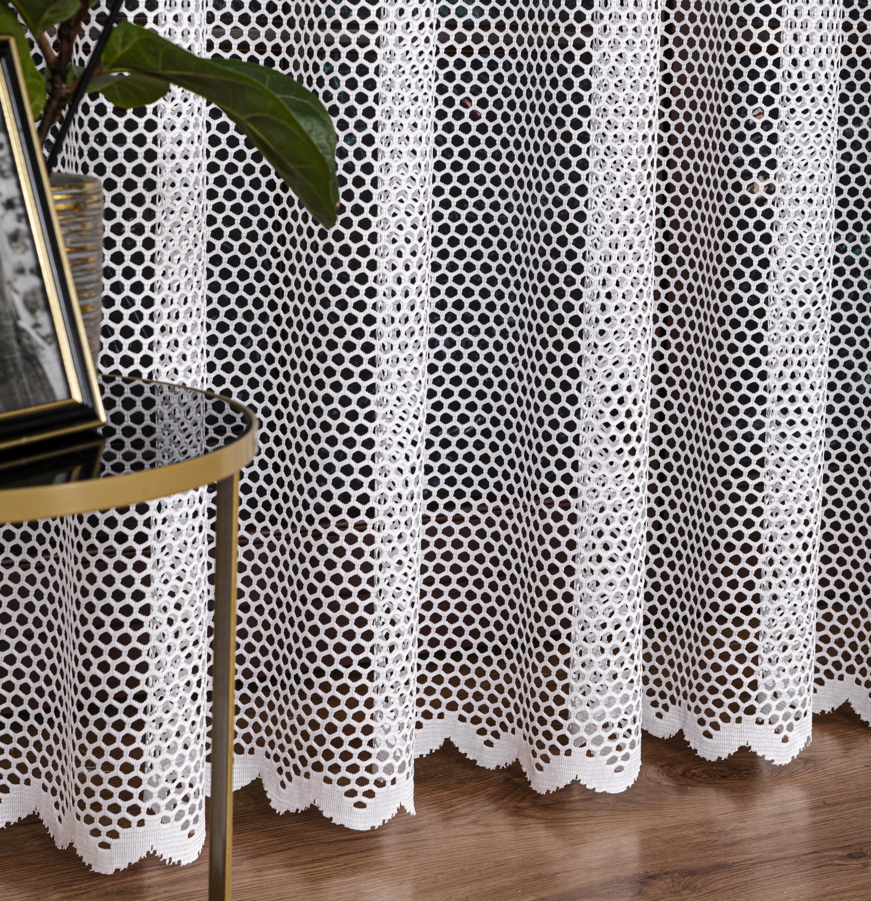 Hotová záclona s bílou páskou, pěkný efekt v okně, viz 250x250