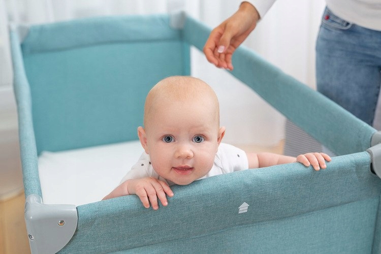 ŁÓŻECZKO TURYSTYCZNE KOJEC DLA DZIECKA PODWIESZANA PODŁOGA BASIC+ GRAFIT Kolor odcienie szarości i srebra