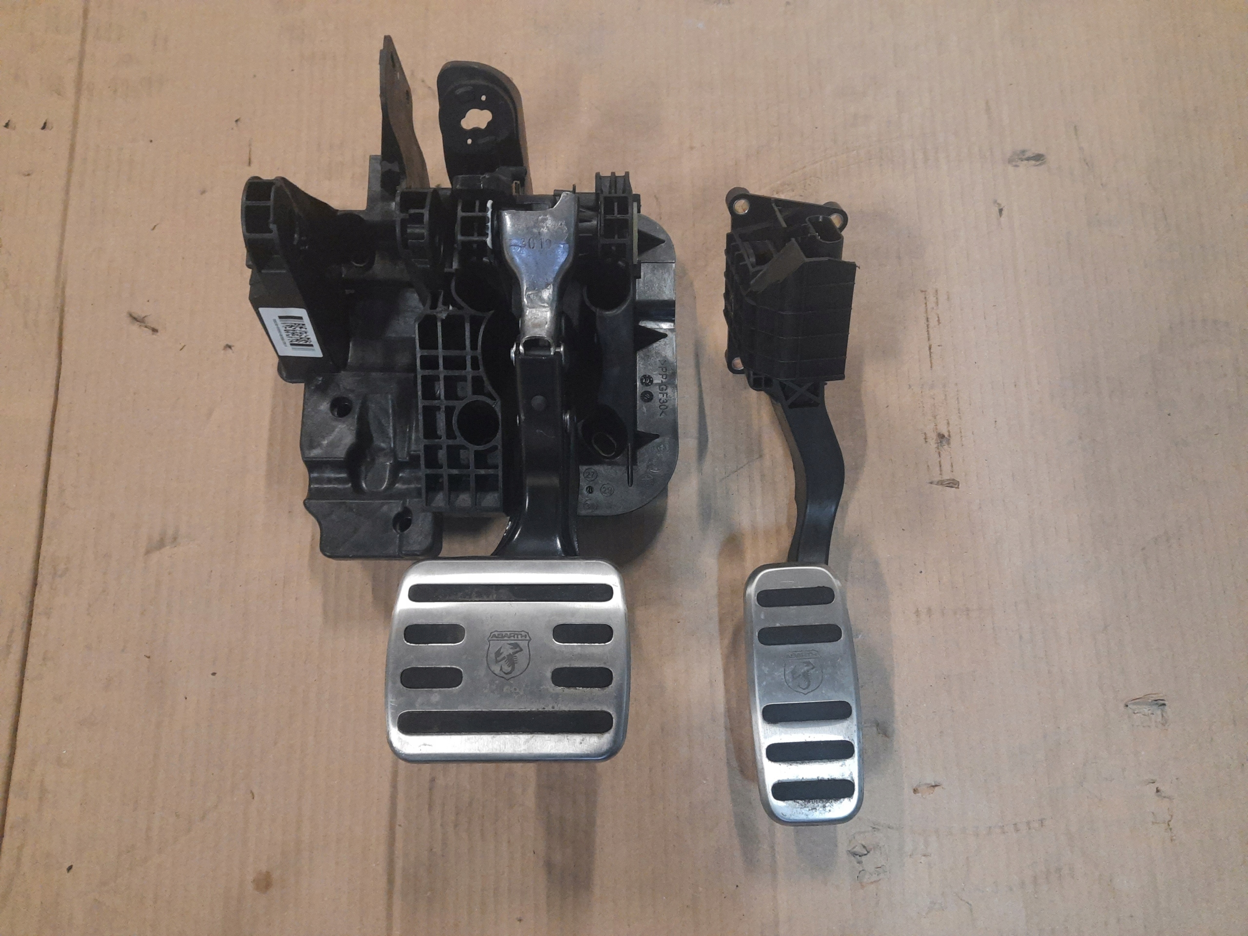 NAKŁADKI PEDAŁÓW FIAT 500 ABARTH LIFT AUTOMAT