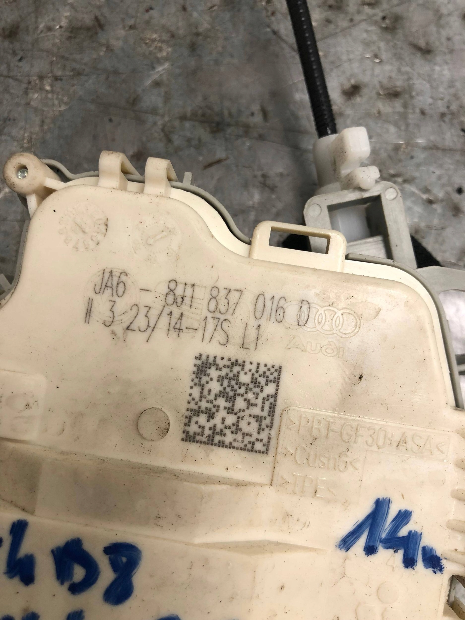 lock door right front AUDI A4 B8 LIFT sedan 8J1837016D