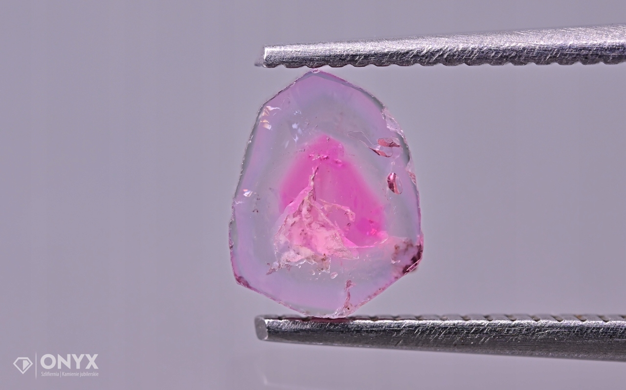 Turmalín nepravidelná dlažba 6,5x5 mm