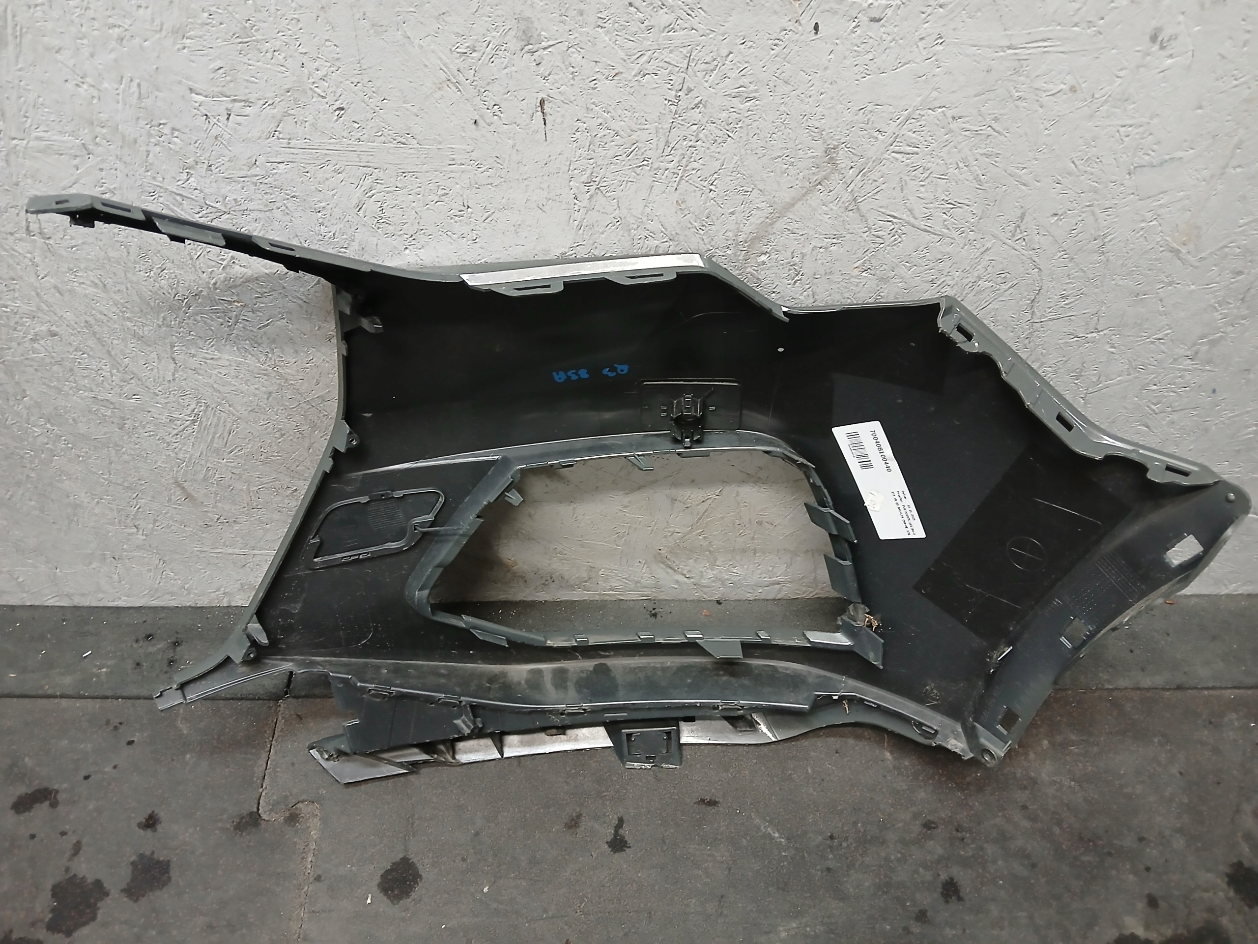 bumper front right corner AUDI Q3 83A