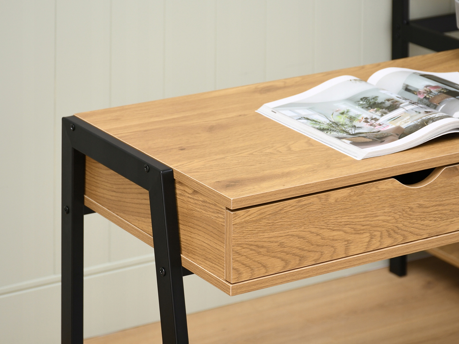 MAŁE DĘBOWE BIURKO KONSOLA LUND 100 2 SZUFLADY NA CZARNYCH NOGACH Z METALU Głębokość mebla 45 cm