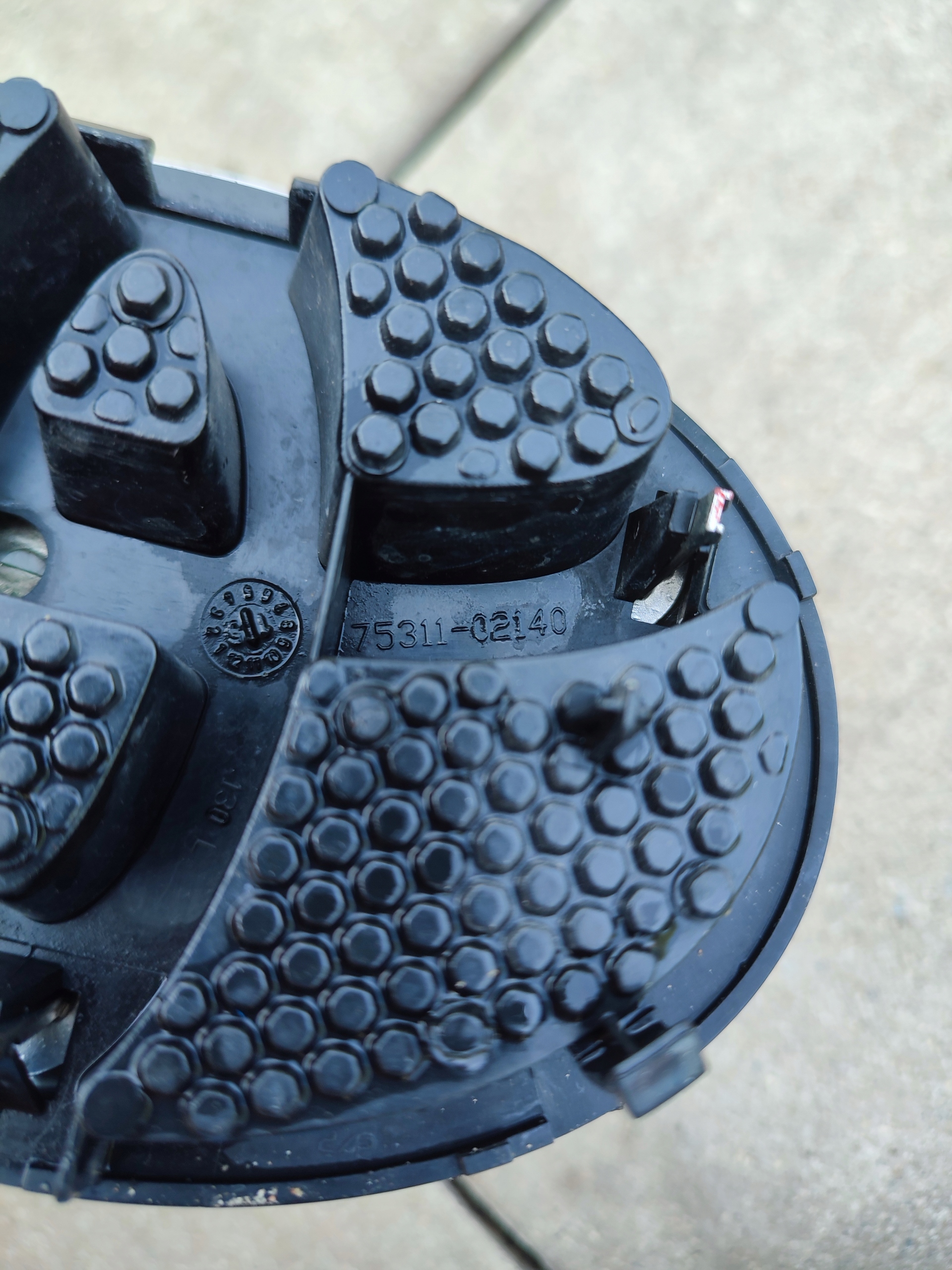 EMBLEMAT LOGO PRZÓD PRZEDNI TOYOTA YARIS III Lift AURIS I COROLLA Jakość części (zgodnie z GVO) O - oryginał z logo producenta pojazdu (OE)