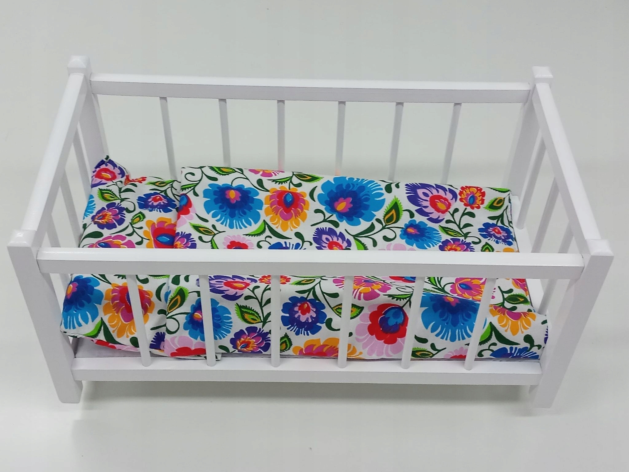 

Łóżeczko dla lalek drewniane białe pościel