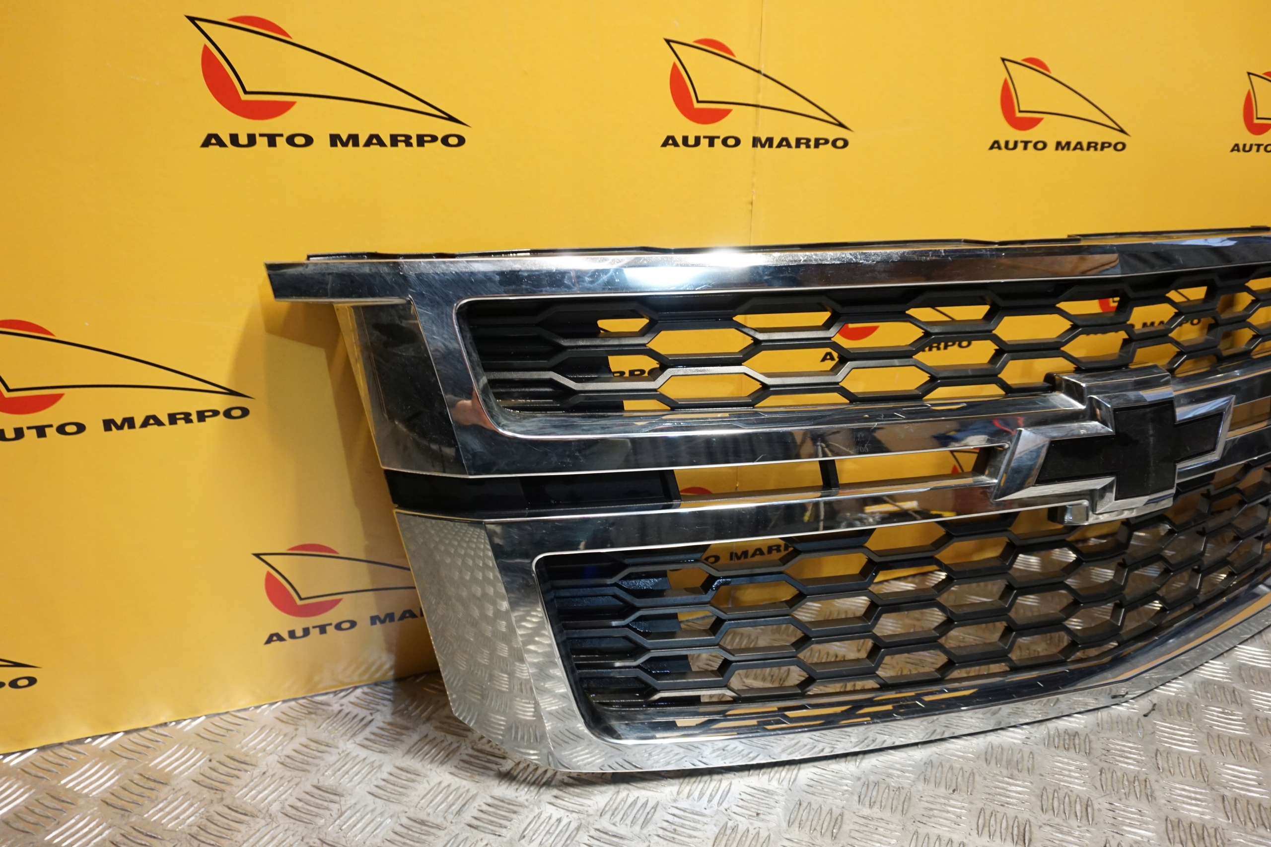 CHEVROLET SUBURBAN TAHOE 2015 - 2020 Atrapa Przód Grill Chrom 23440914 Typ samochodu 4x4/SUV Samochody osobowe