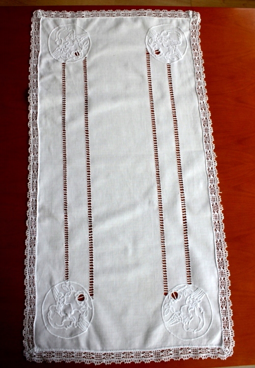 Elegancki bieżnik z haftem richelieu i koronką