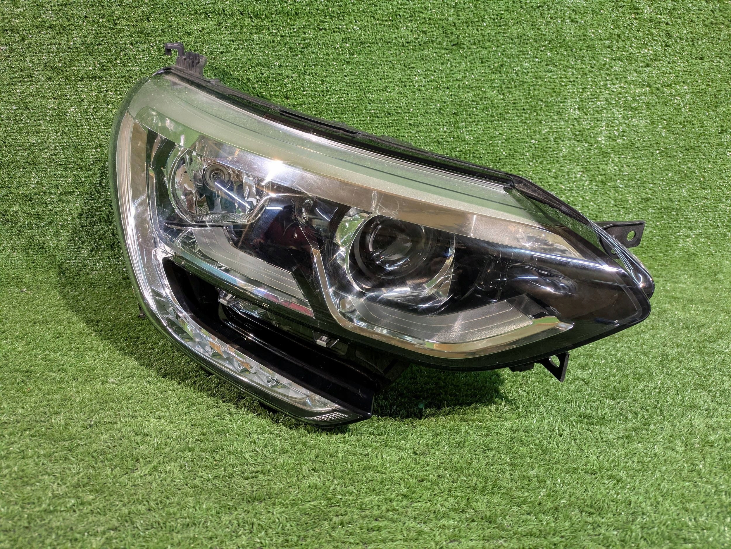 REFLEKTOR right front RENAULT MEGANE IV 16- NR.1081