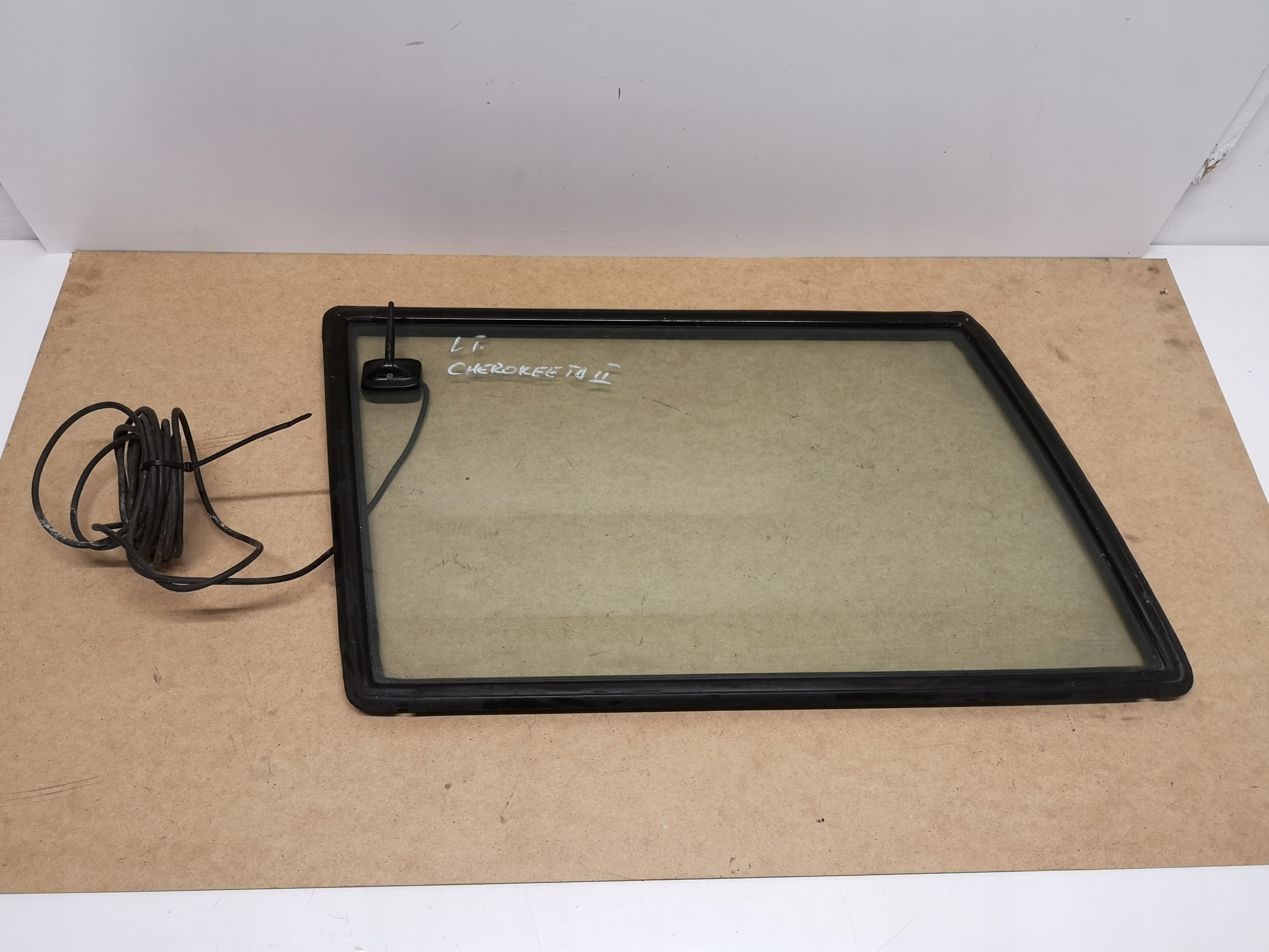 JEEP CHEROKEE XJ 83- SZYBA LEWA TYLNA KAROSERYJNA