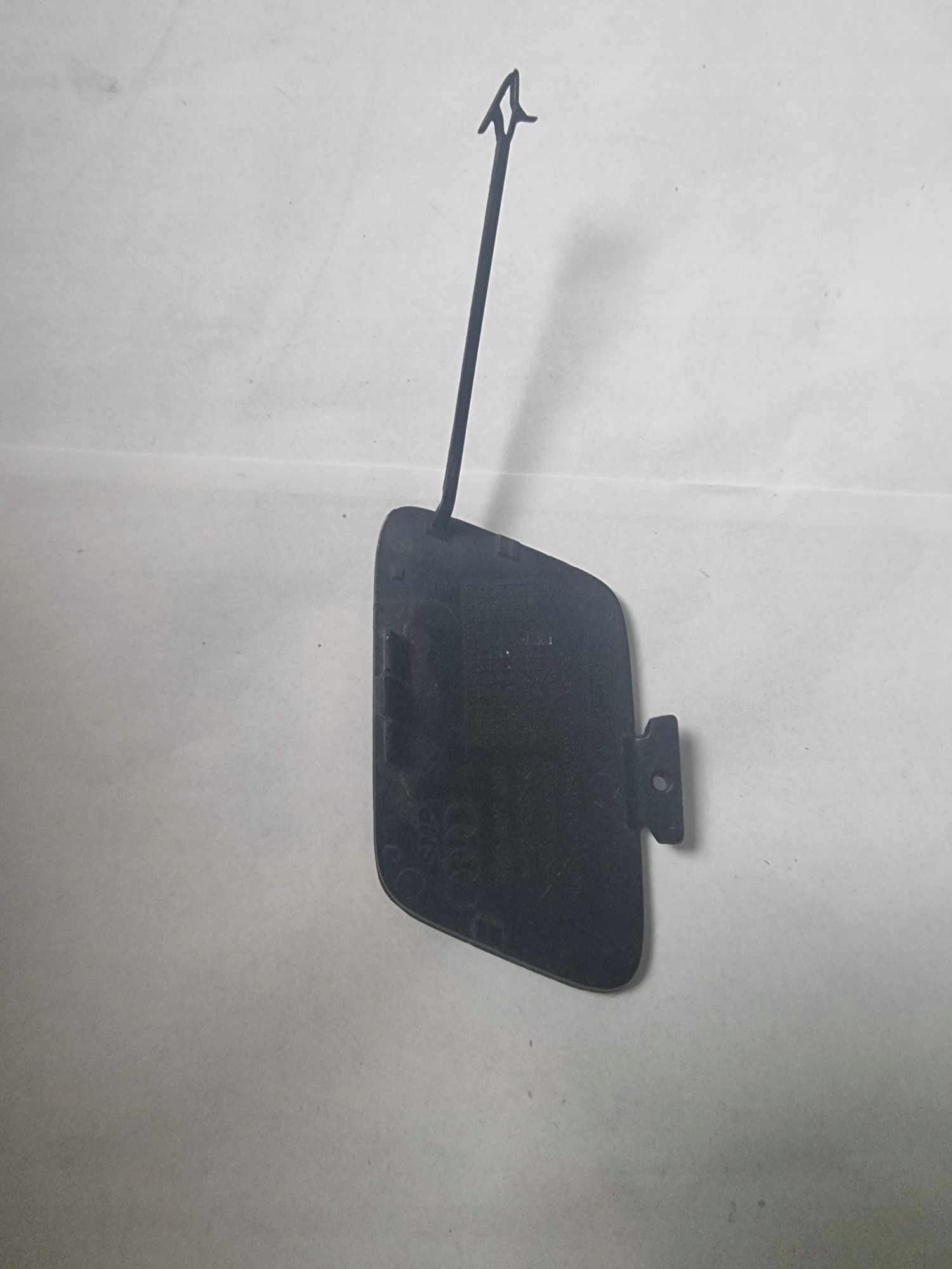 AUDI A4 B9 Abschleppöse der Stoßstange vorne 8W0807241