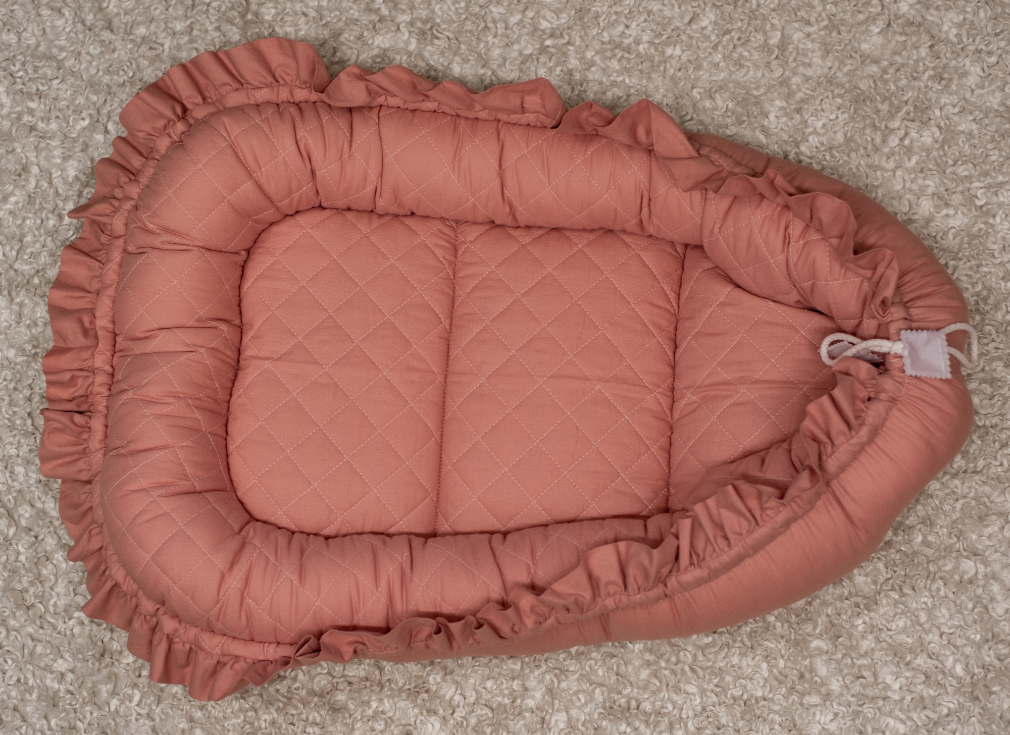 Otulacz Kokon Gniazdo Kojec PIKOWANY z falbanką Kolor dominujący odcienie różu