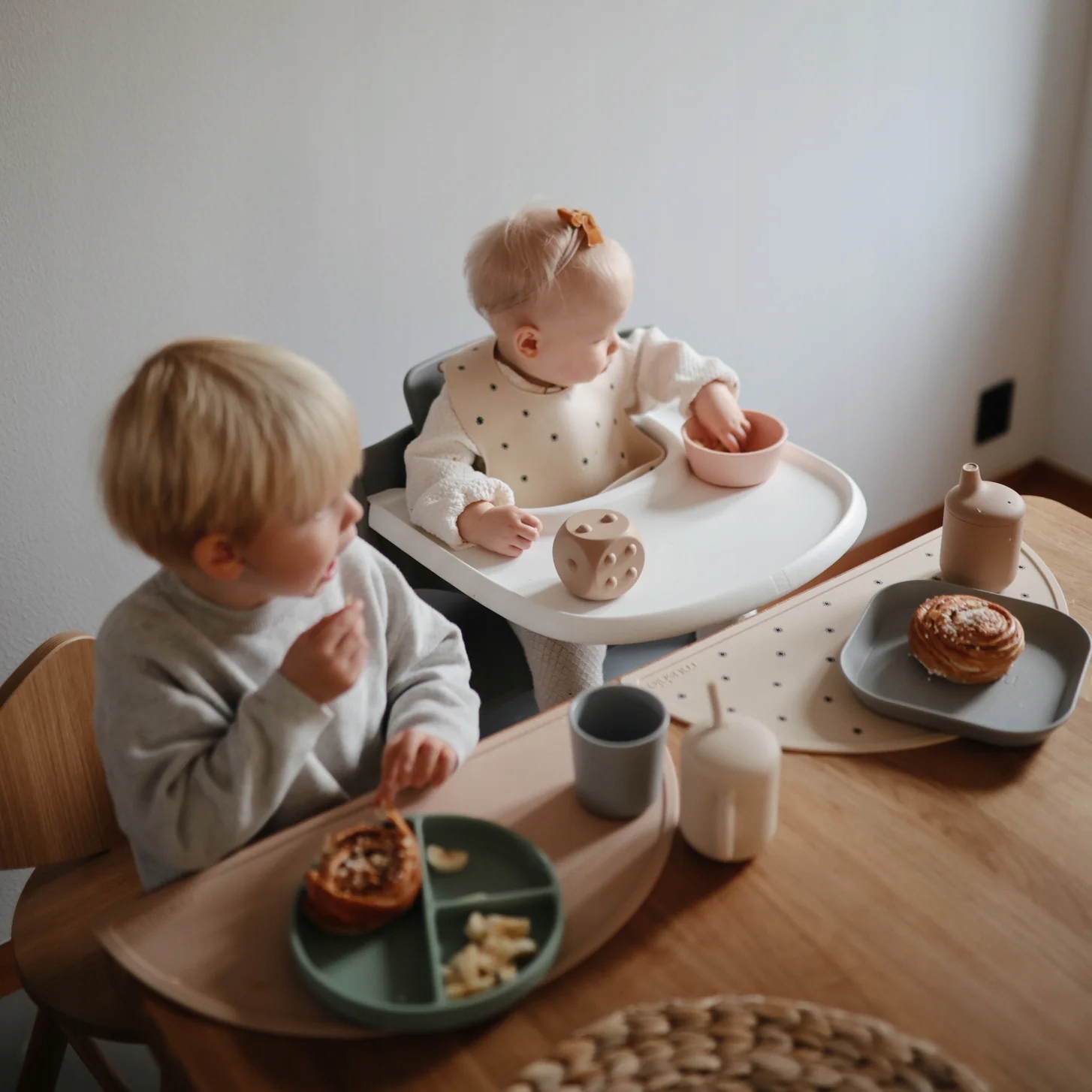 ŚLINIAK SILIKONOWY Z KIESZONKĄ CROWNS MUSHIE Marka Mushie