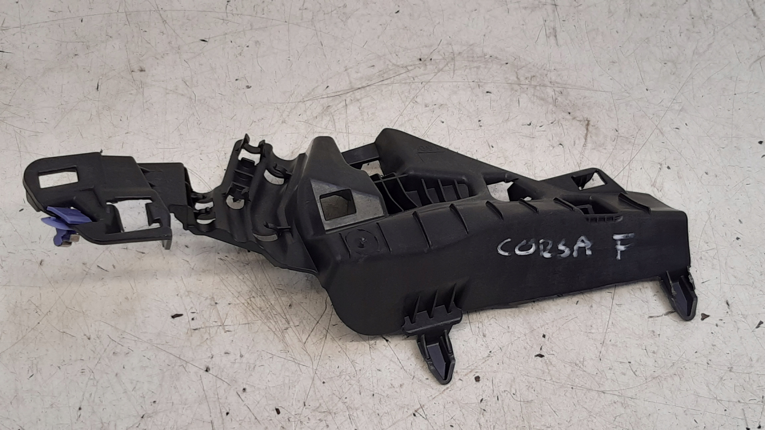 bumper bracket right 39184798 Opel Corsa F