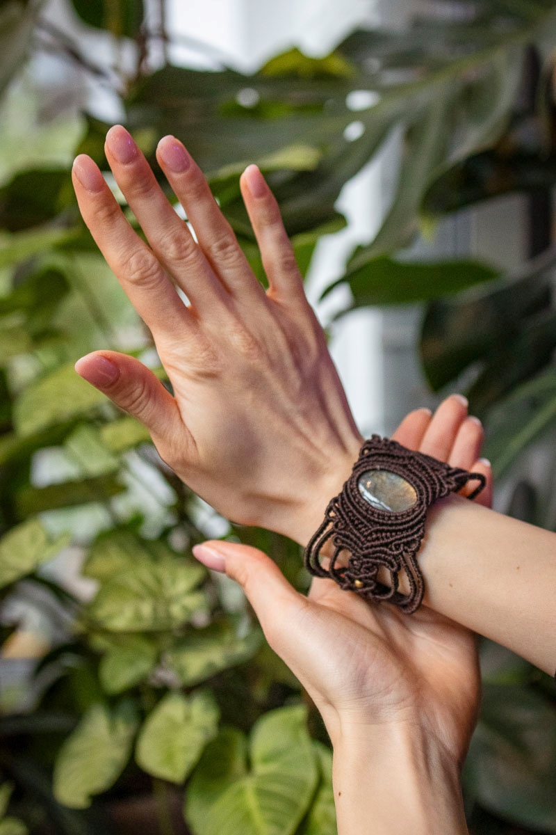 Široký náramek z mikromakramé – labradorit, ručně vyráběný makramé