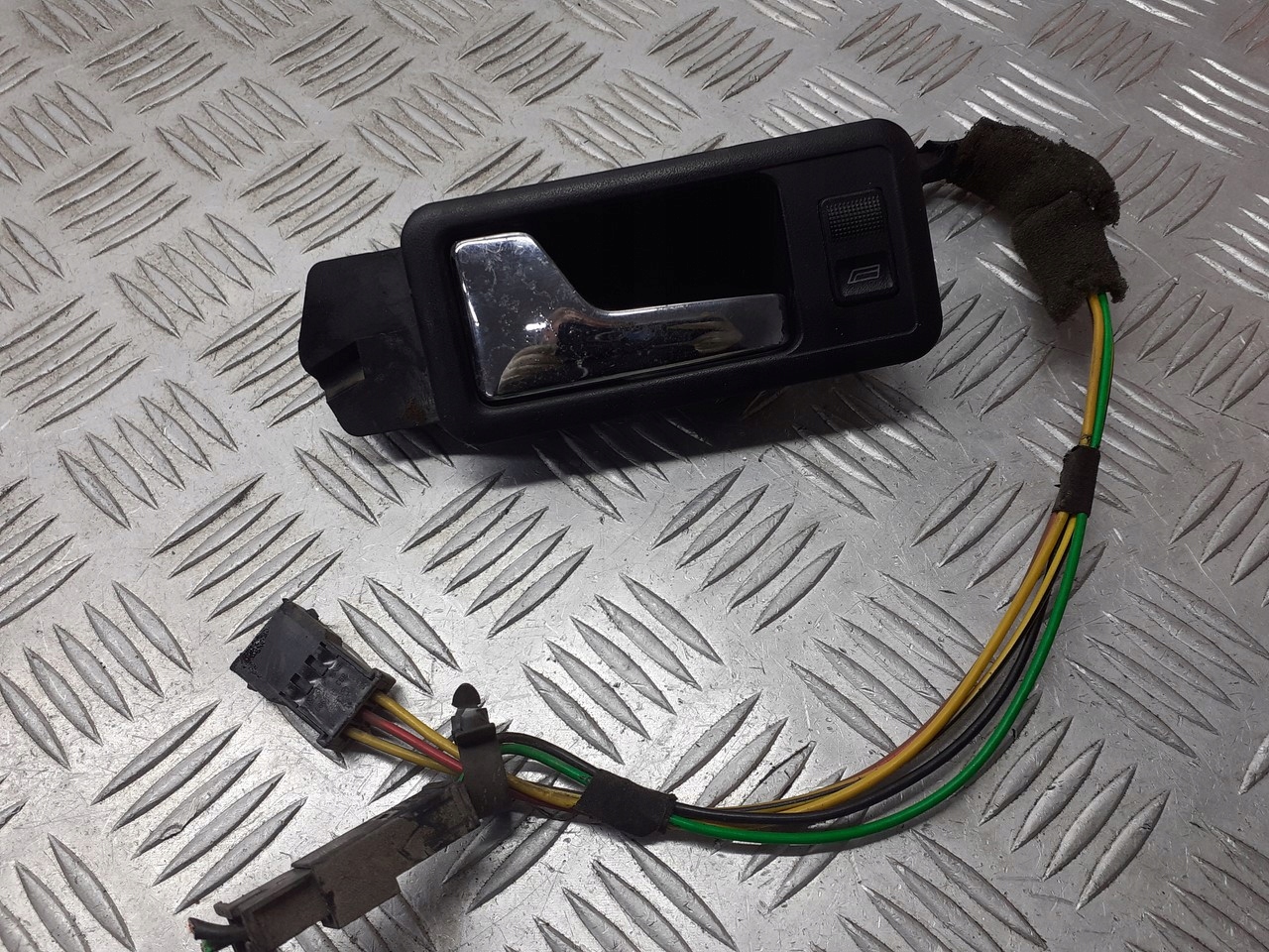 KLAMKA LEWA TYLNA AUDI 80 B4 2.0 893837019A