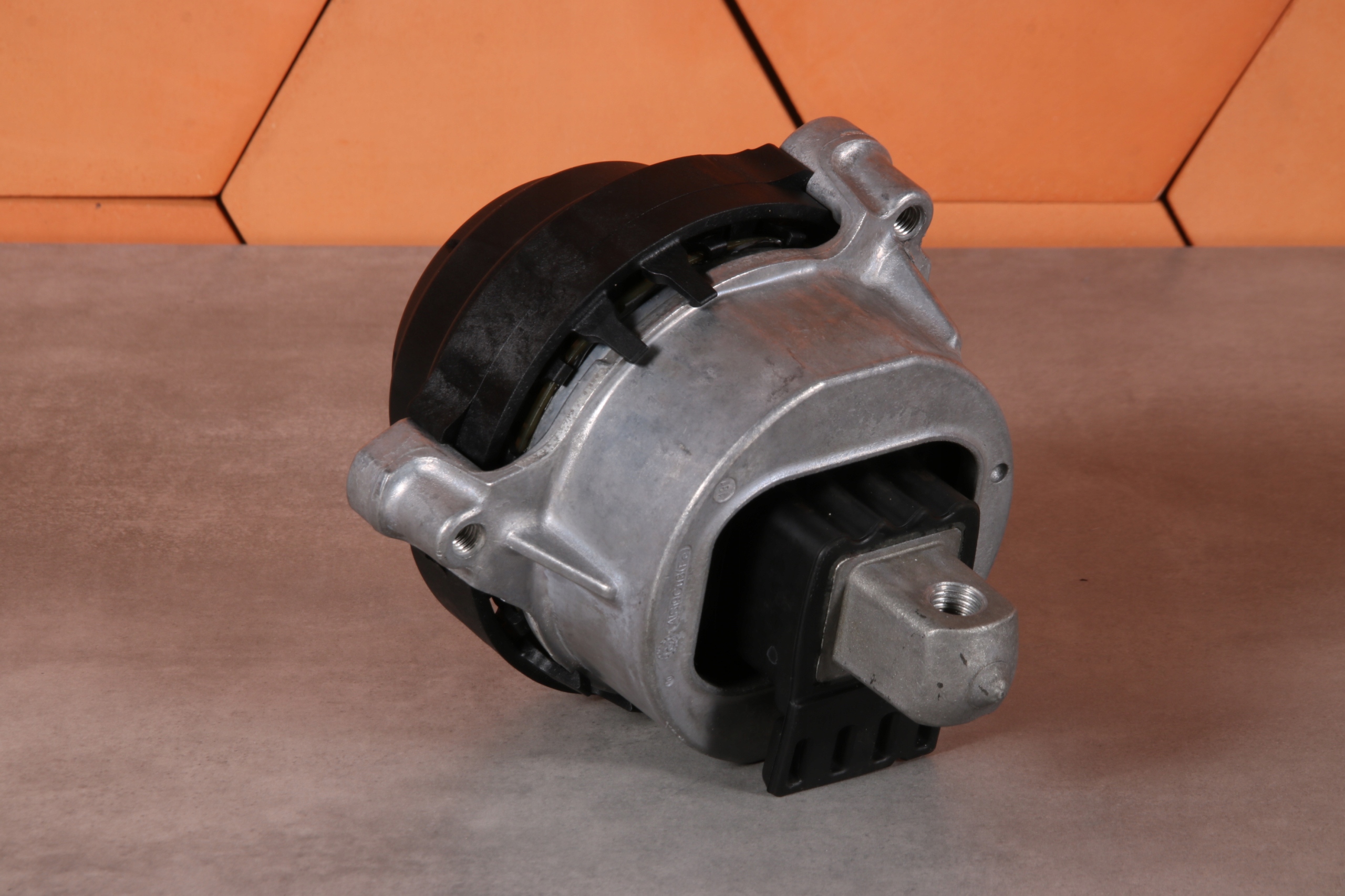 BMW G30 G31 B47 B47B B47D B47F XD5O engine mount left 8482771 24 km !!!