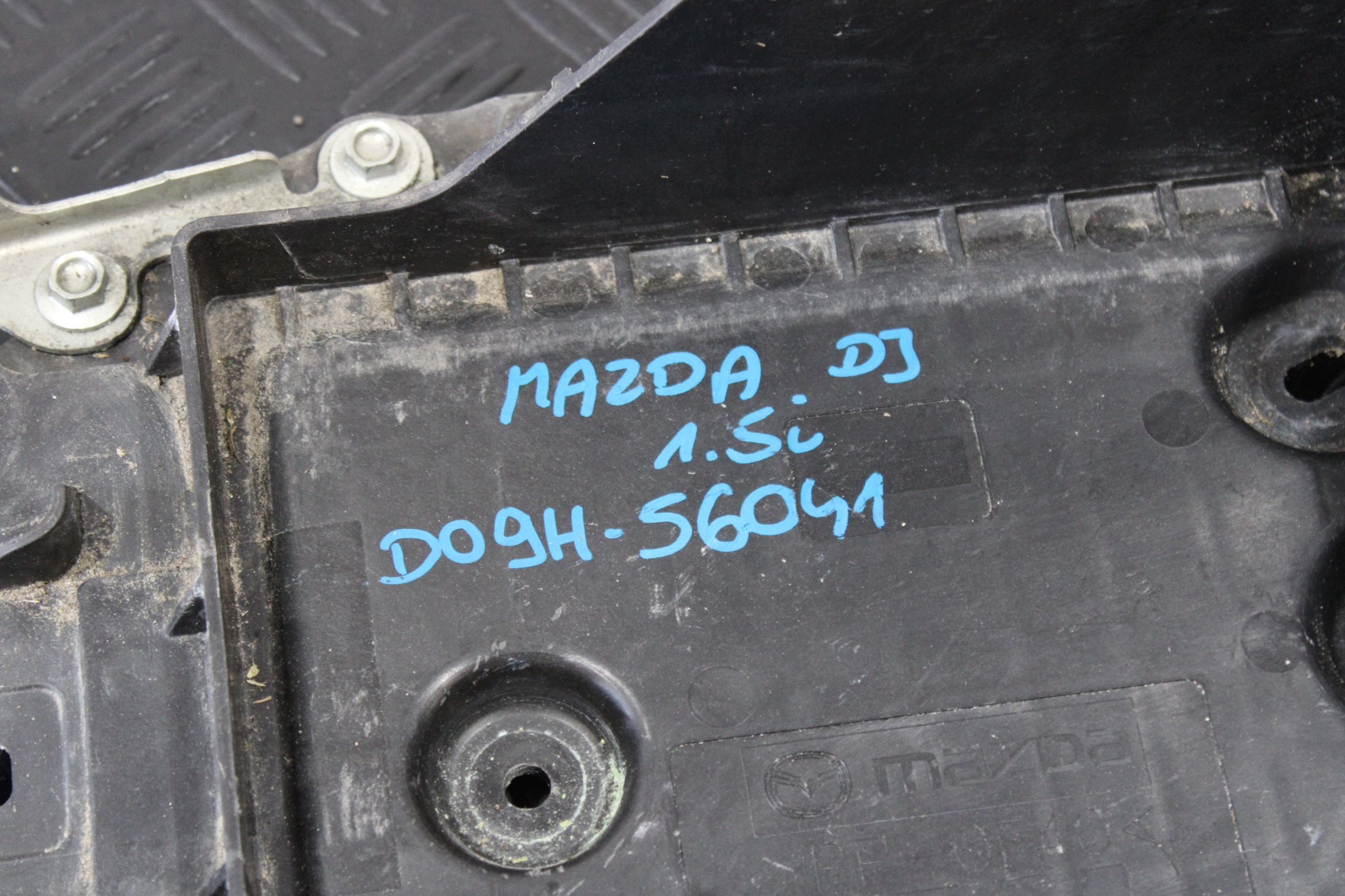 držač akumulatora D09H-56041 MAZDA 2 II DJ LIFT