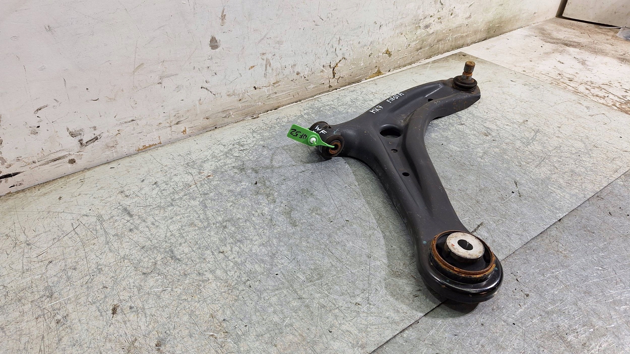 Querlenker rechts vorne E4B1-3042-A2D FORD KA PLUS