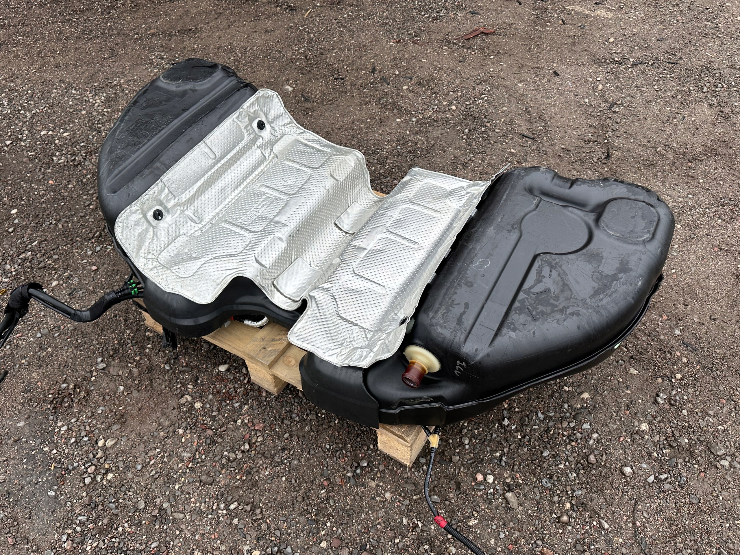 spremnik rezervoar goriva pumpa Dodge Charger Challenger SRT8 2011 - 2014