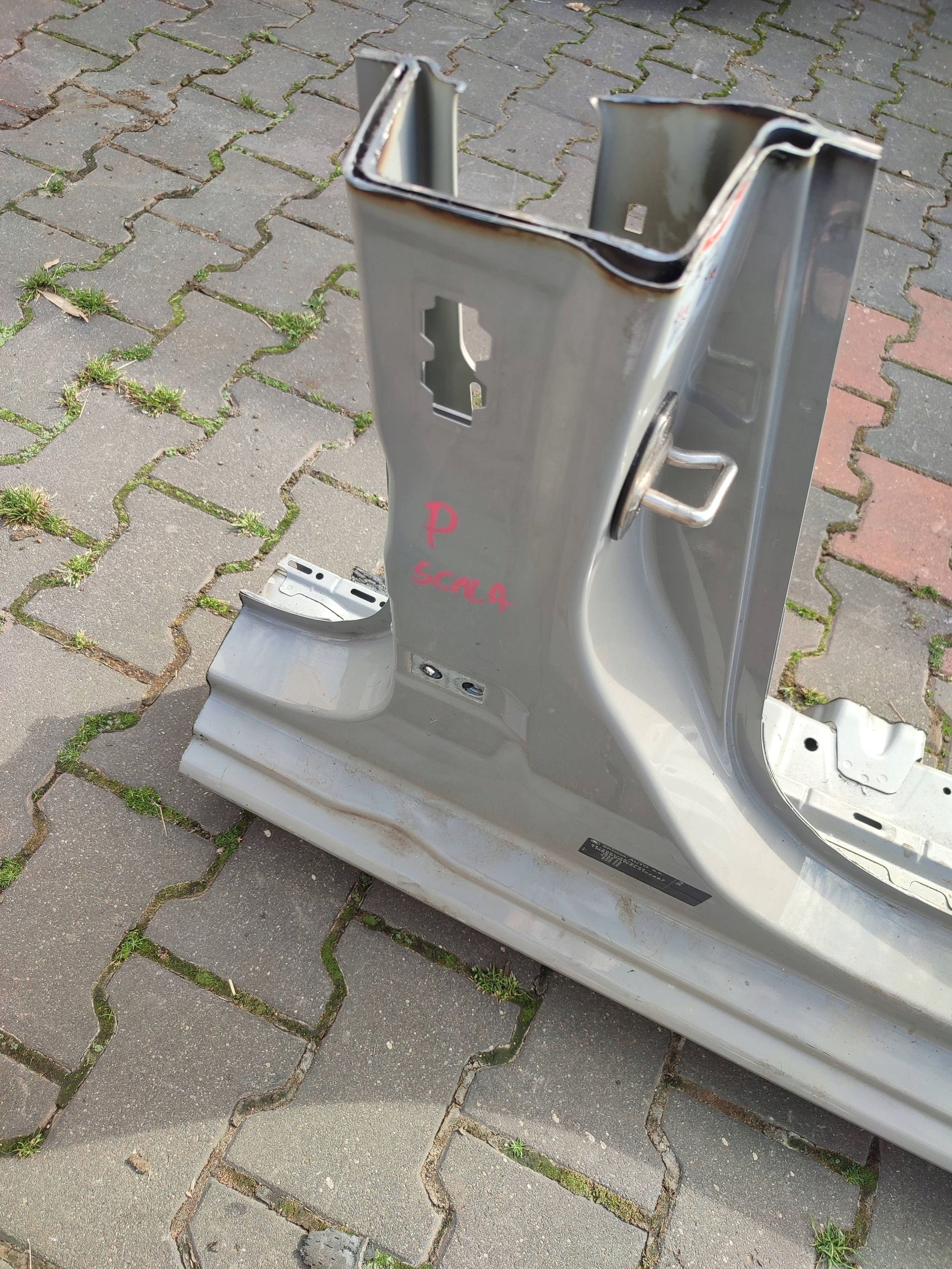 Skoda Scala 2020 right side threshold