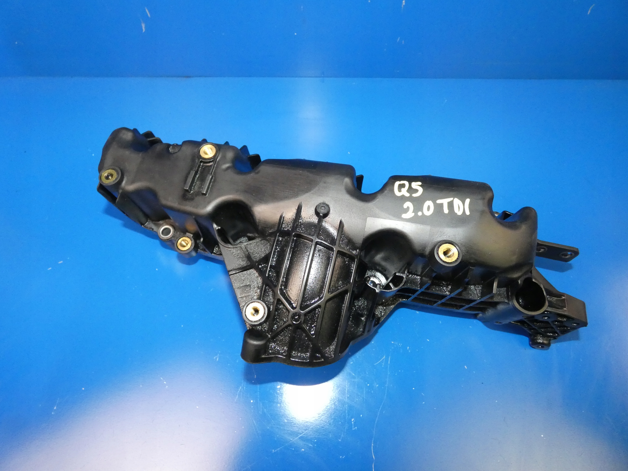 AUDI Q5 8R A4 A5 2.0 TDI intake manifold