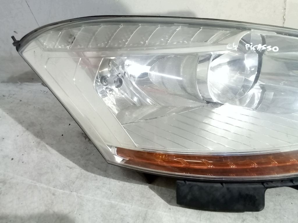 Citroen C4 Picasso and 1 light right front front
