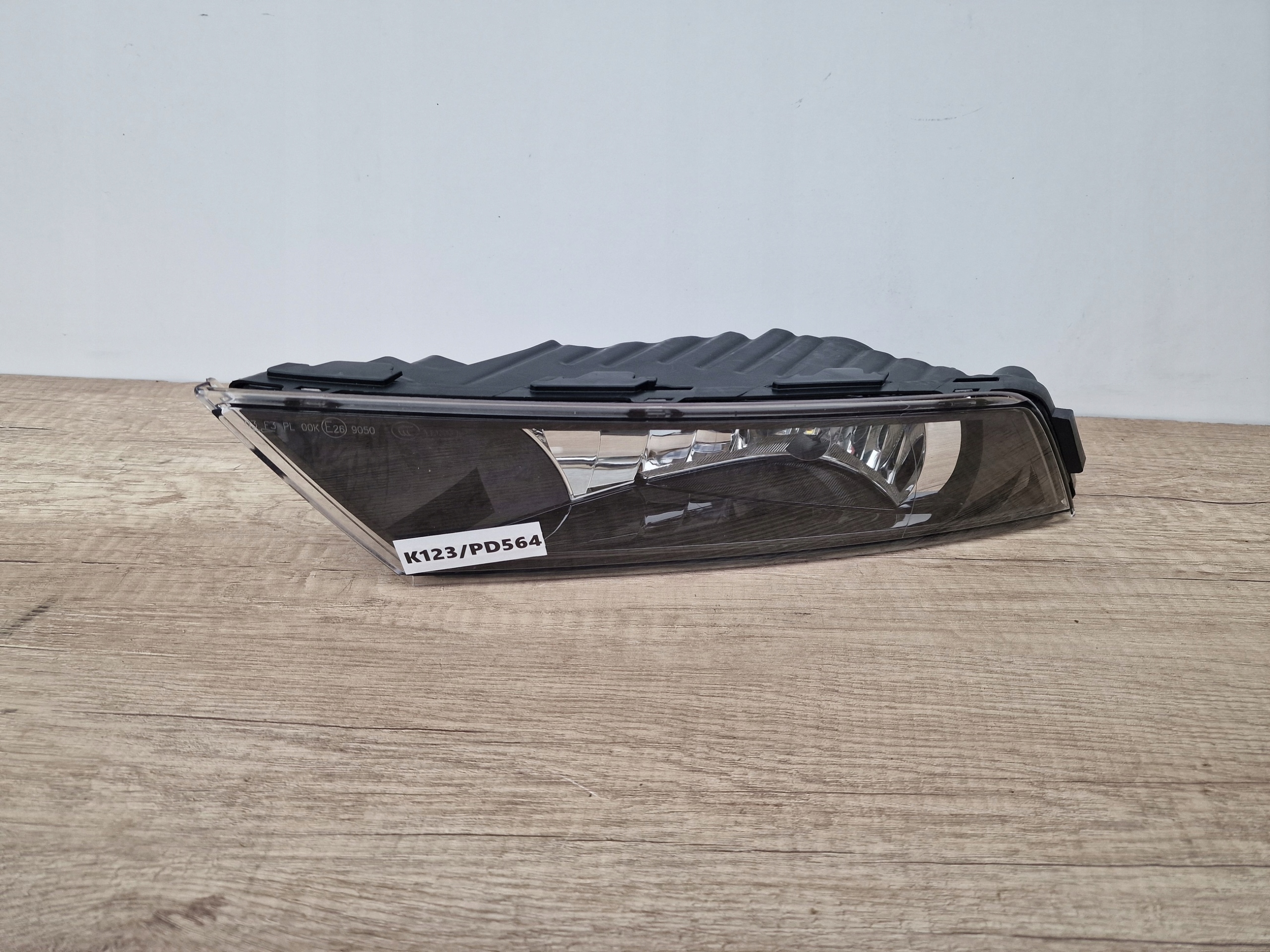 SKODA SUPERB 3 III LINKS NEBELSCHEINWERFER ORIGINAL HELLA