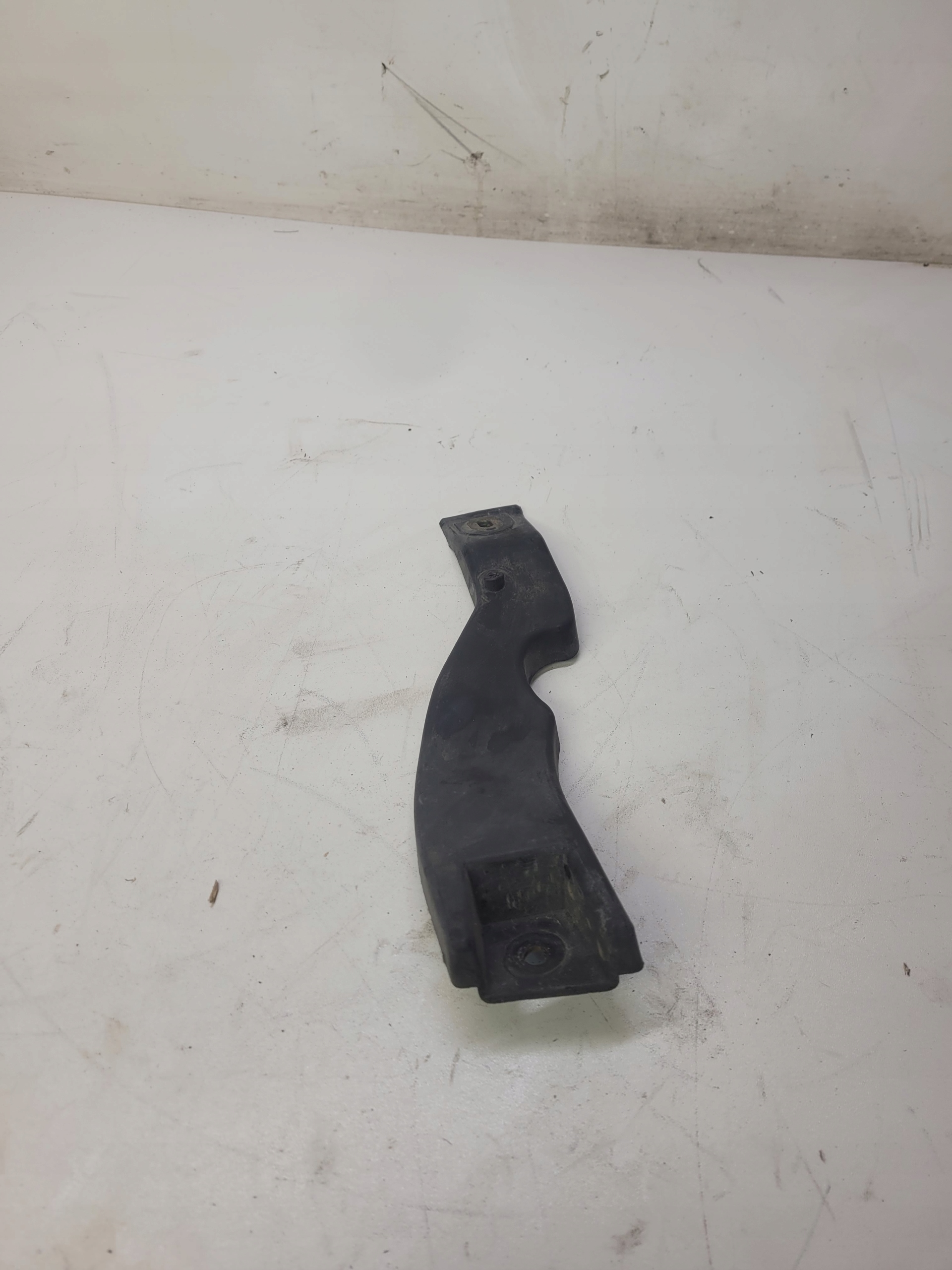 STAFFA SRODKOWE PARAURTI AUDI A4 B6 8H0807334