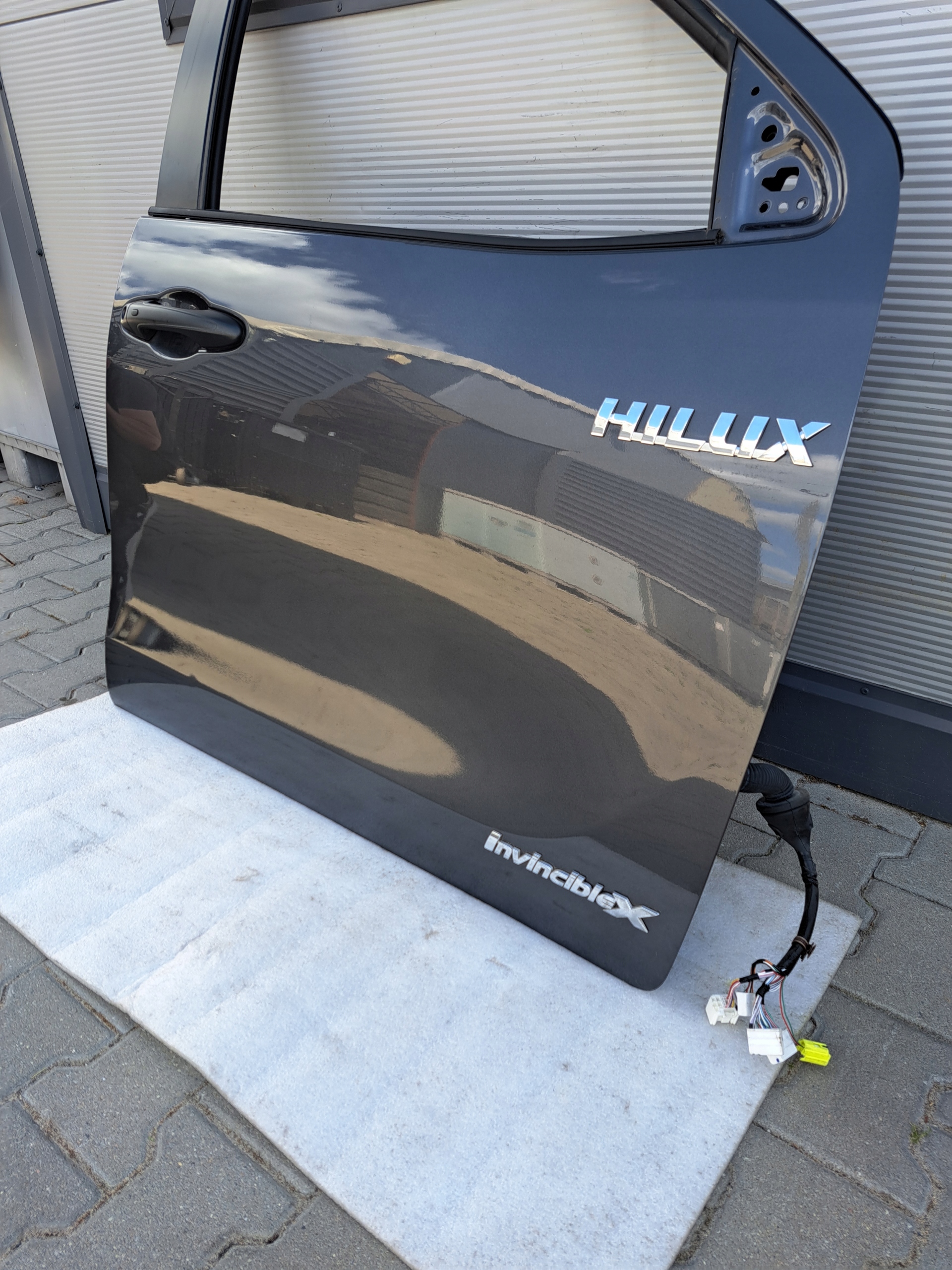 TOYOTA HILUX VIII INVINCIBLE DRZWI PRAWY PRZÓD ORYGINAŁ Strona zabudowy tył - prawa