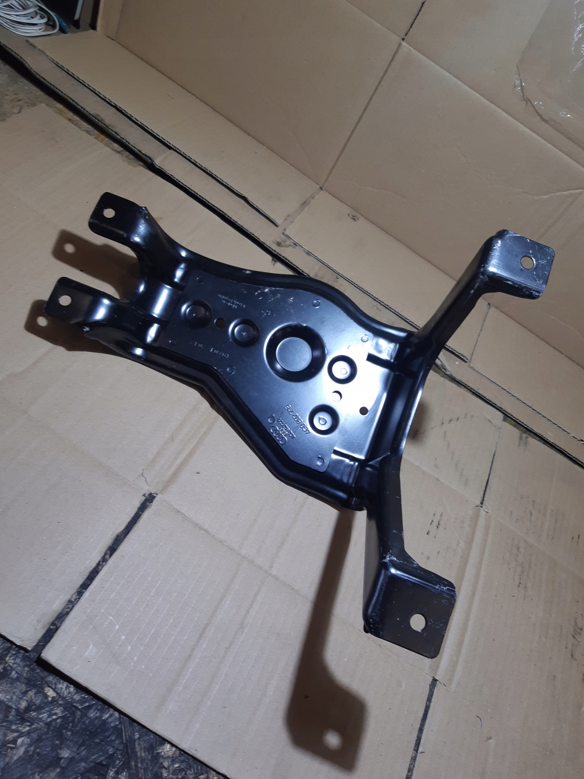 AUDI A6 C7 Support plaque Poignée Roues de la roue de secours 4G0802715