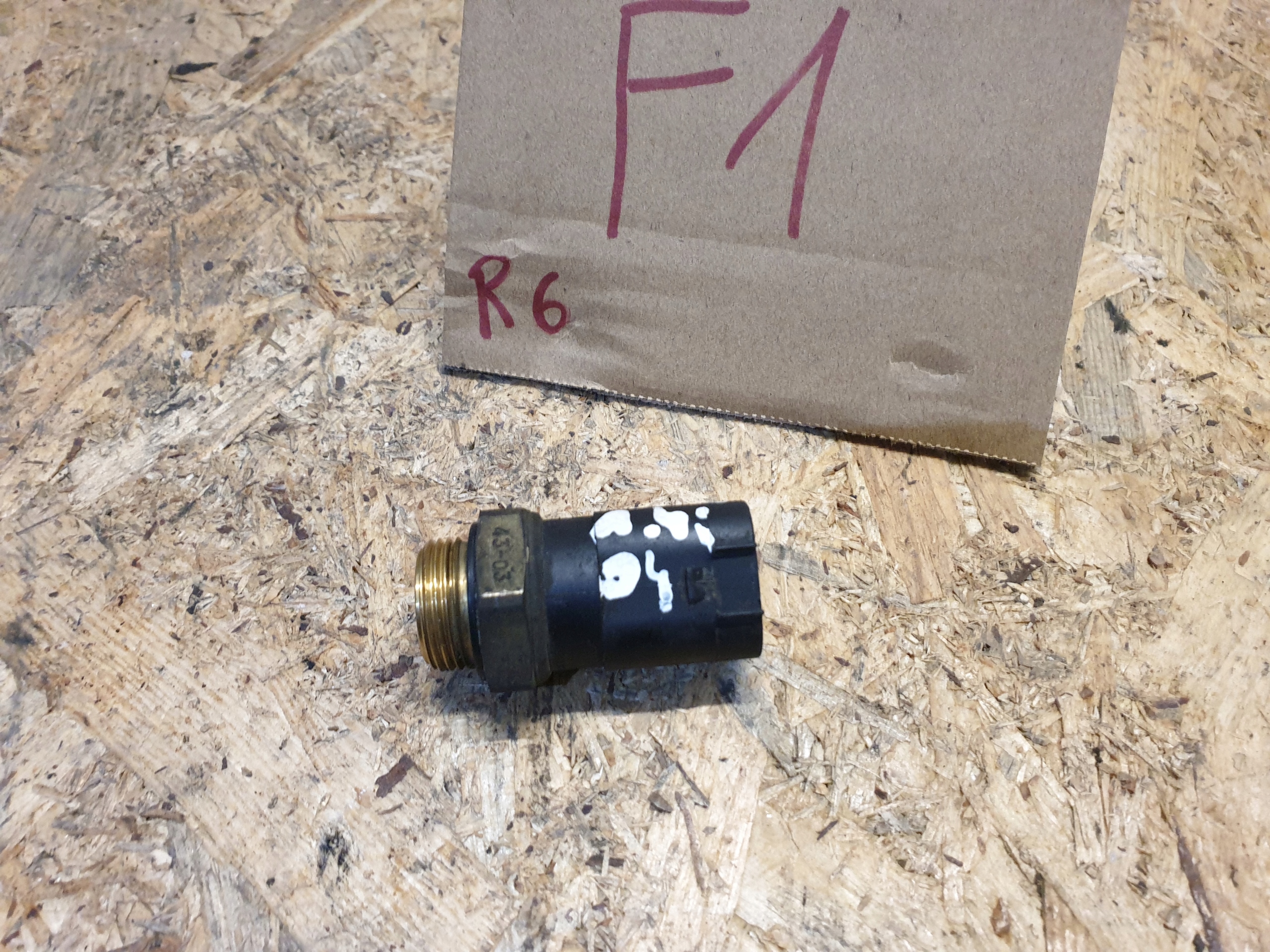 CZUJNIK TEMPERATURY WODY VW GOLF V 1,4 Numer katalogowy części 1J0959481A