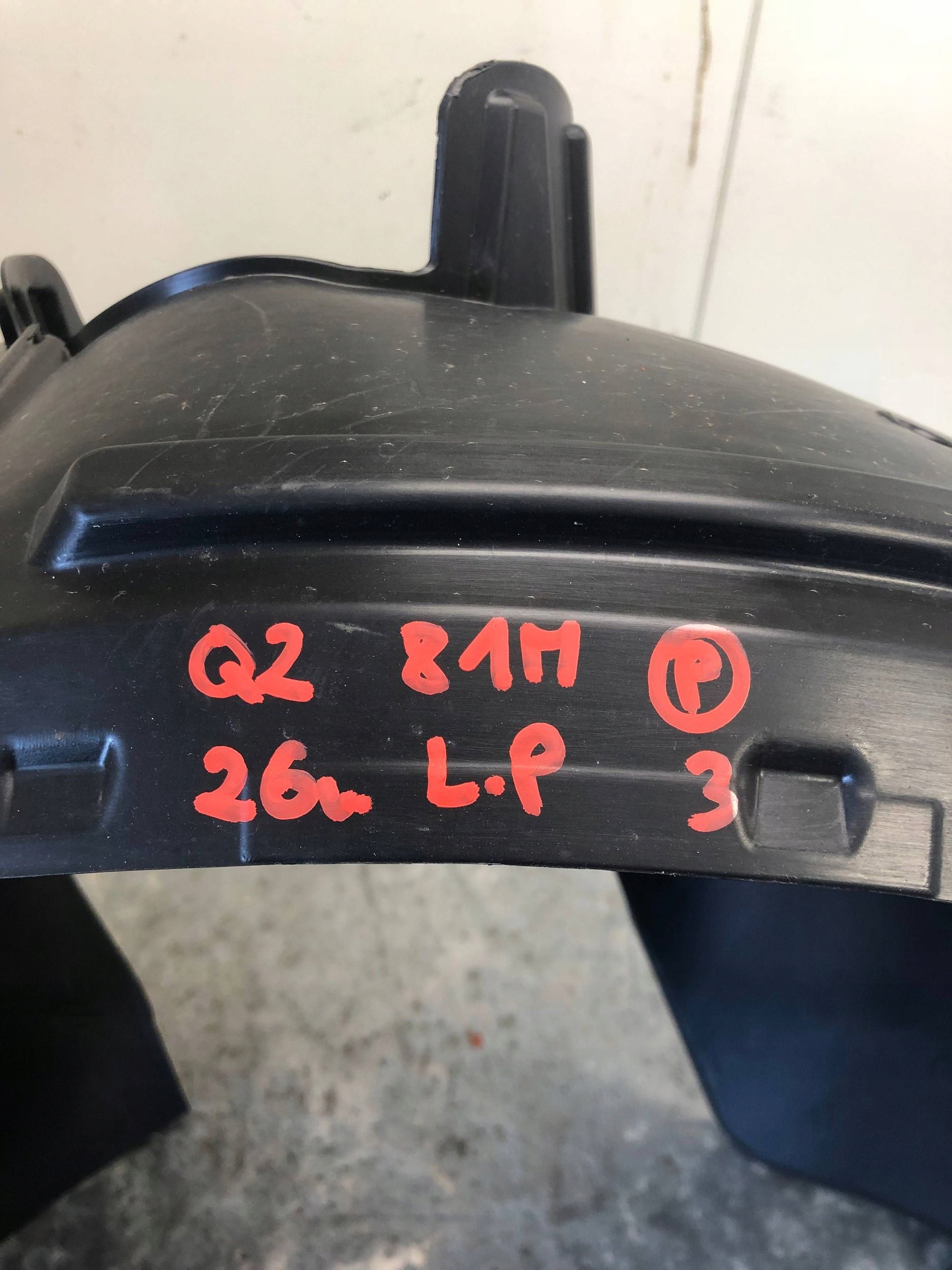 podblatník levý předek AUDI Q2 81M 81M821171