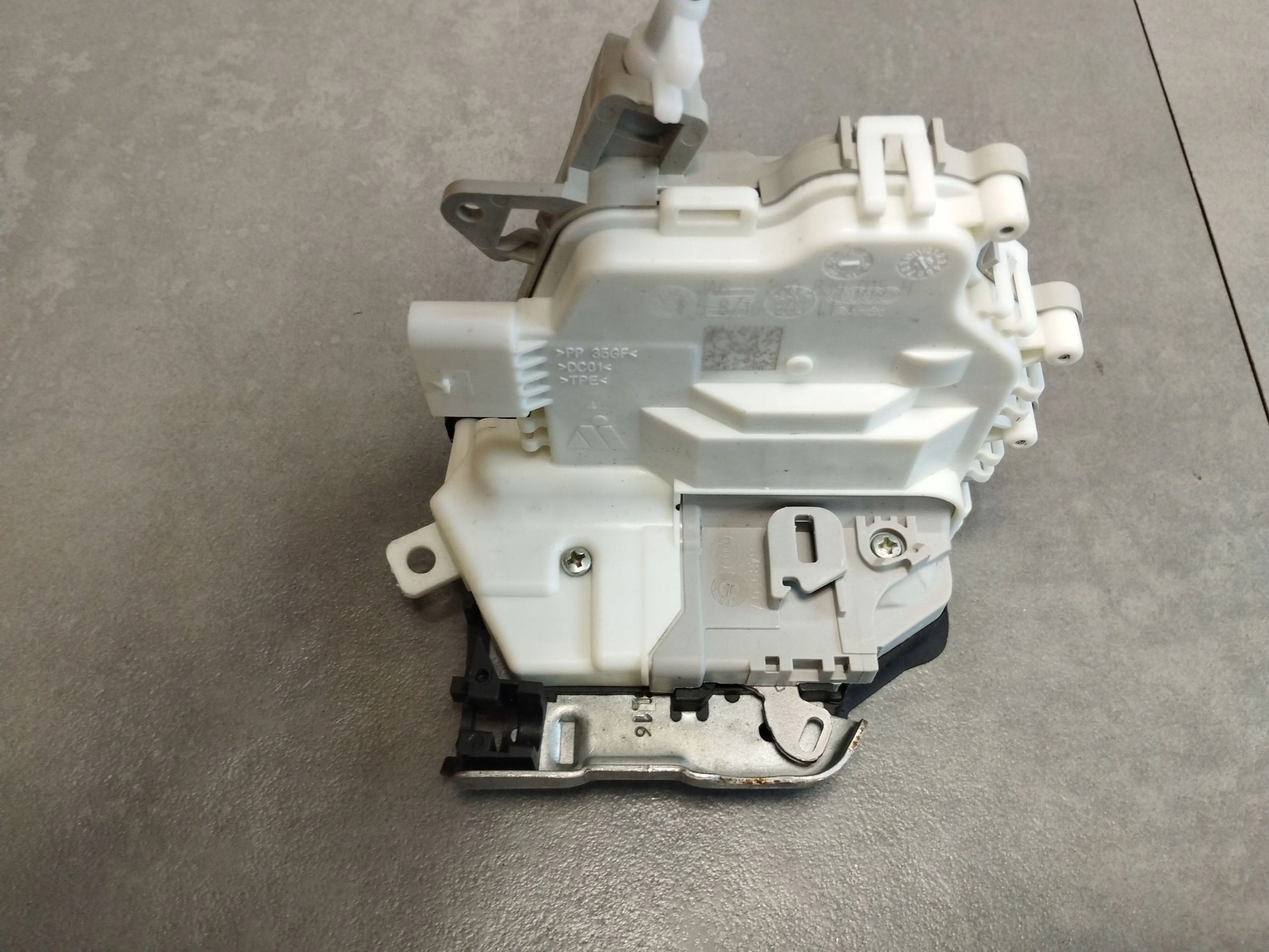 Audi A5 Sportback 8TA lock left rear part 8K0839015H