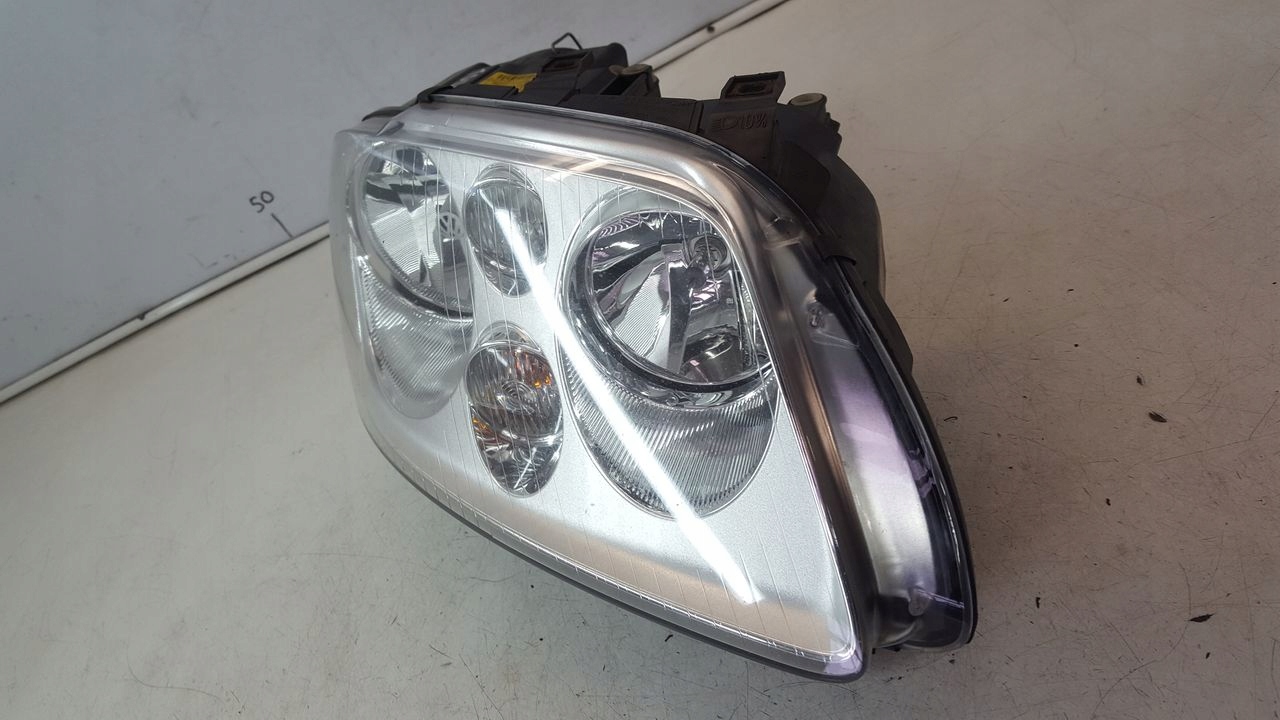light front front right VW Touran