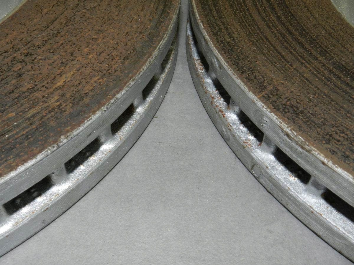 AUDI A6 C7 kotuče HAMULCOW plotýnky předek 4G0615301A