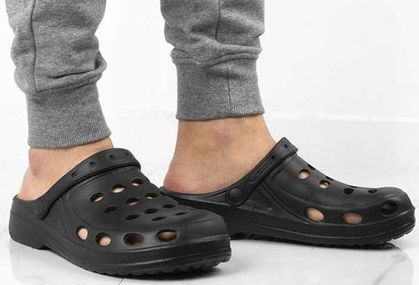 

4458 Czarne Lekkie Klapki Chodaki Kroksy 39