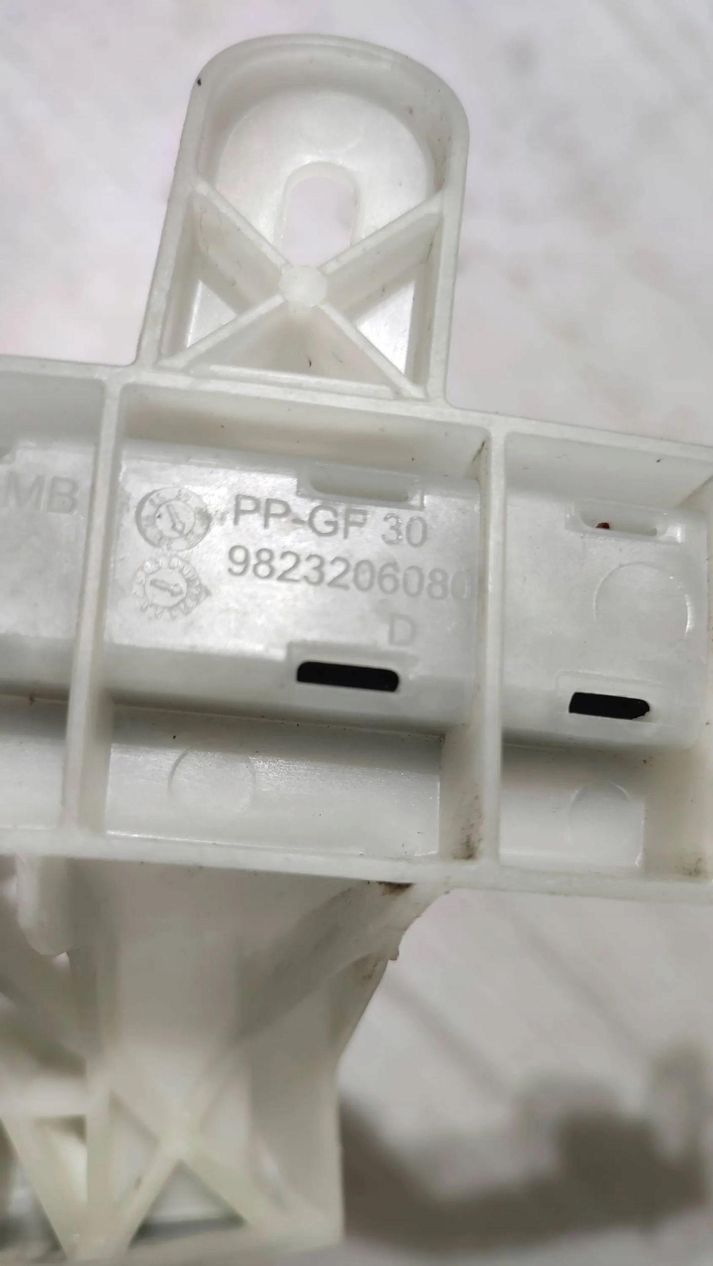 Peugeot 208 II 23r 1.2 front side right prowadnica windows