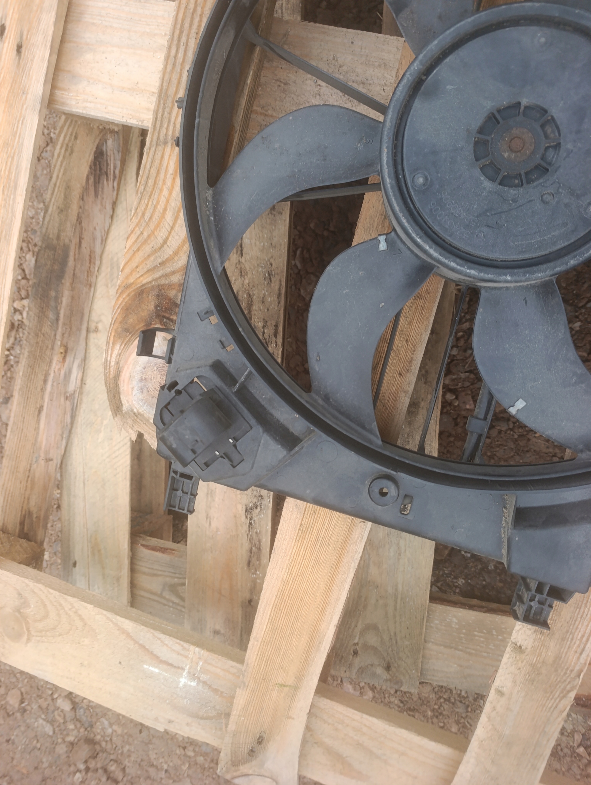 ventilátor chladiče obal Opel Astra IV J 52420908 0130308101