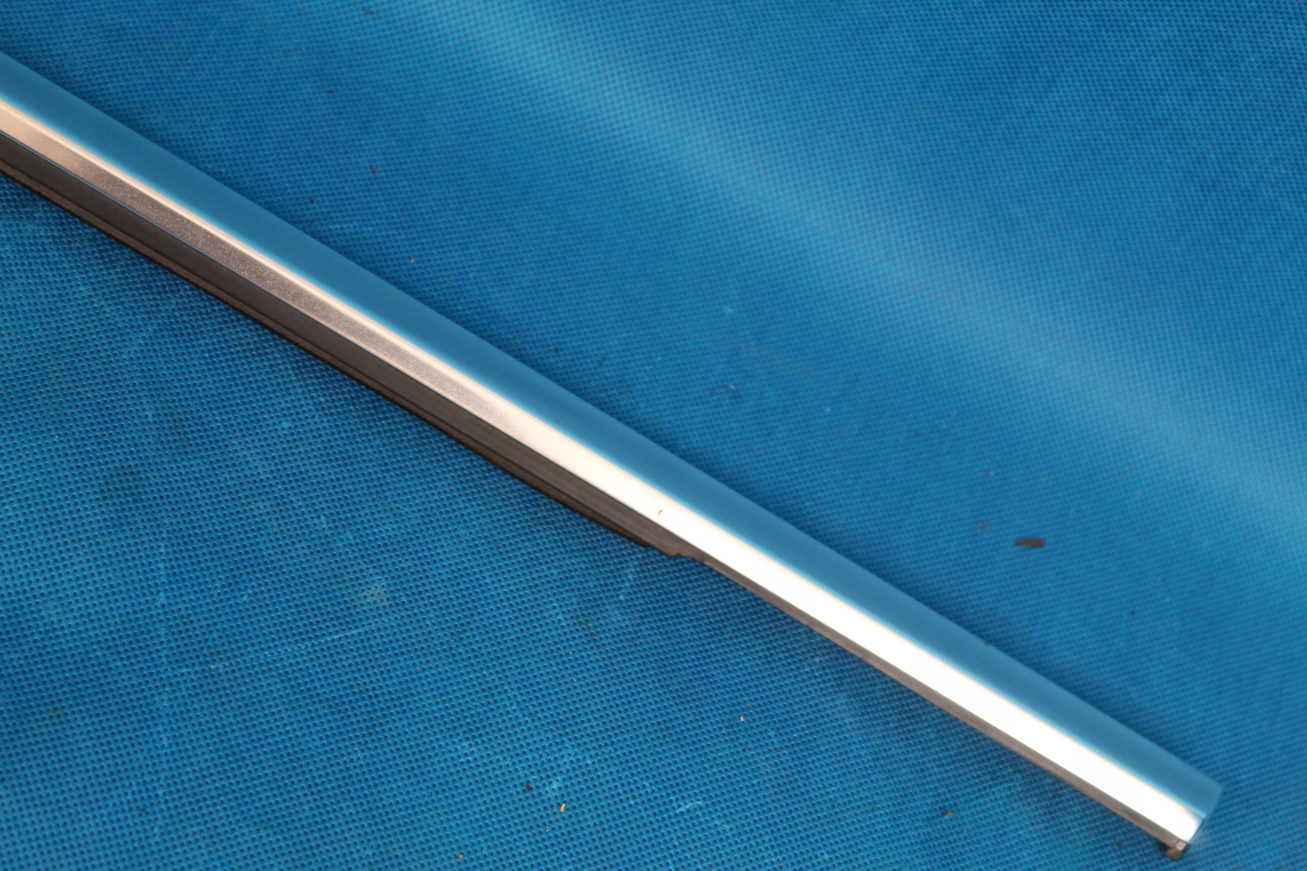 VW TOUAREG 7P II LIFT LISTWA DRZWI TYŁ PRAWY 2015R 7P0839476G Typ samochodu 4x4/SUV